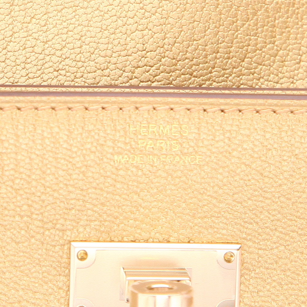 Hermès  Kelly Pocket long pouch  in gold chèvre chamkilight - Detail D2