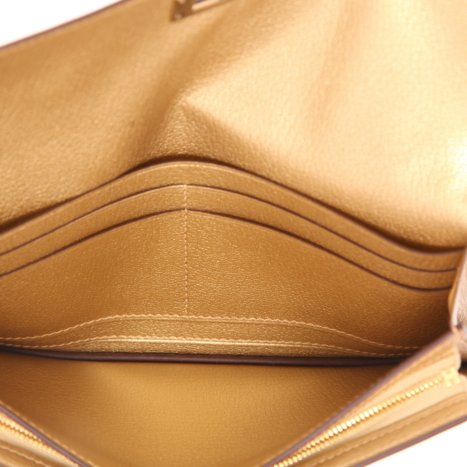 Hermès  Kelly Pocket long pouch  in gold chamkilight goat - Detail D3