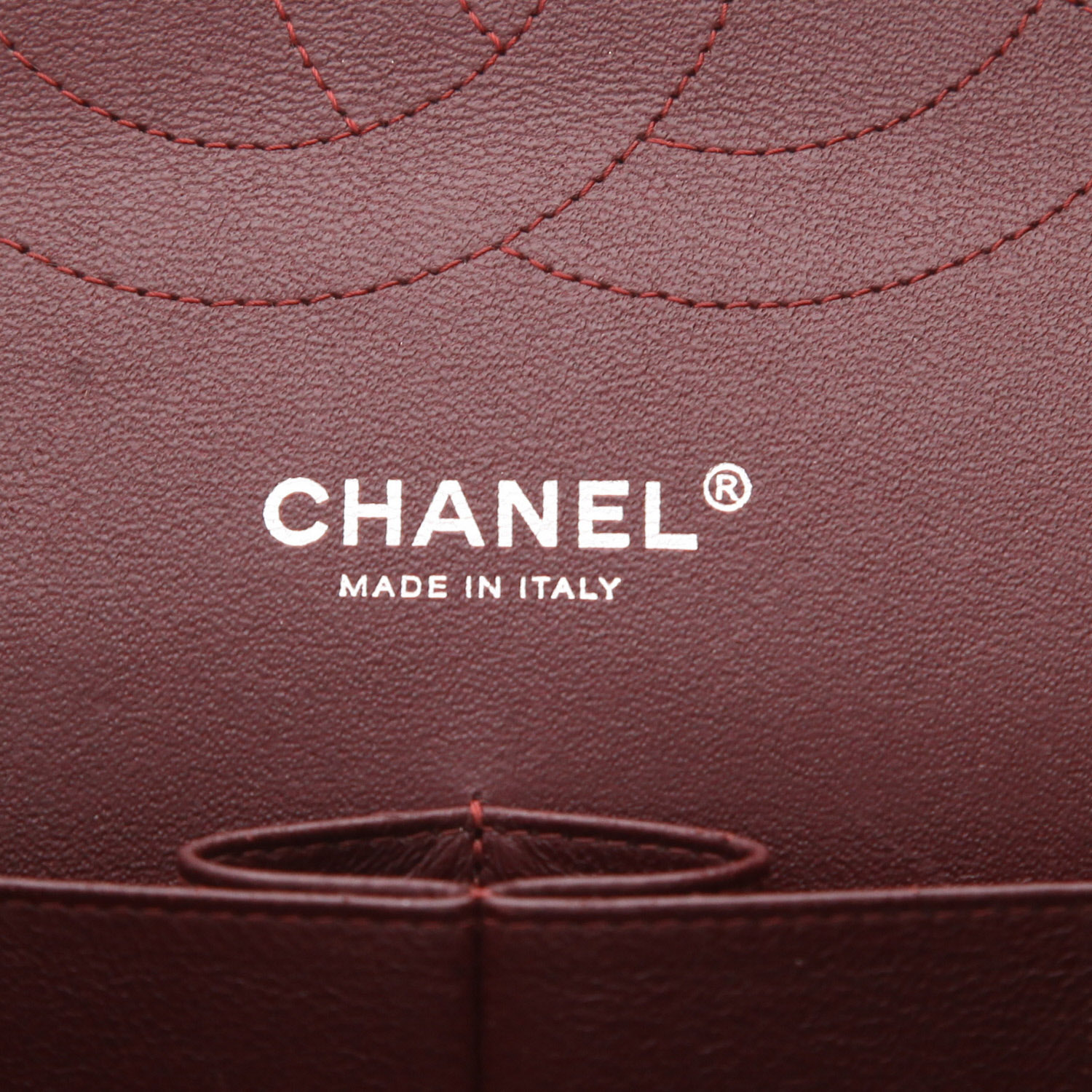 Chanel  Timeless Maxi Jumbo shoulder bag  in black quilted leather - Detail D2