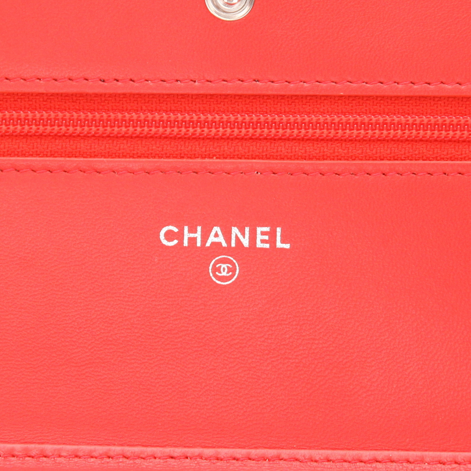 Chanel  Wallet on Chain shoulder bag  in red quilted leather - Detail D2