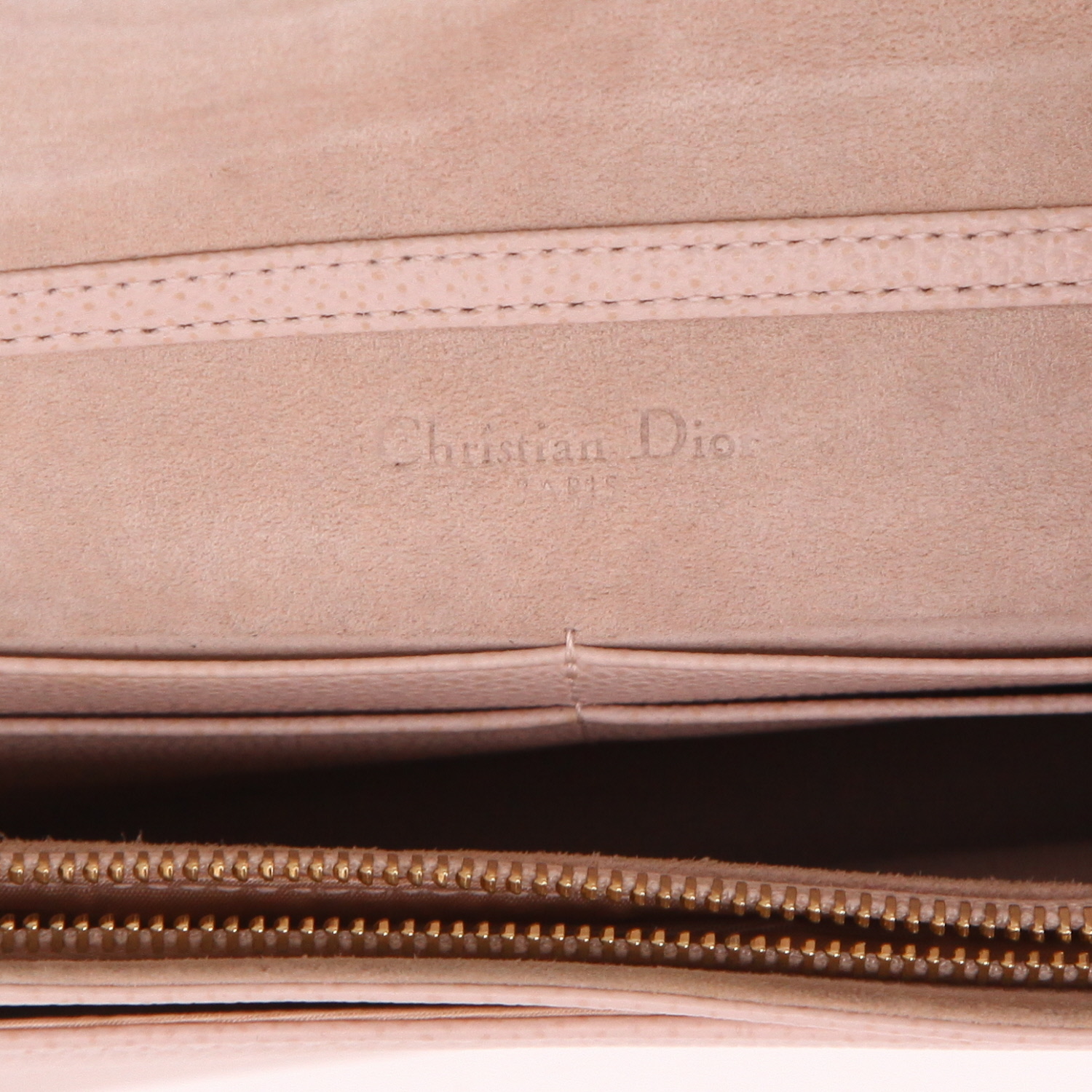 Bolso bandolera Dior  Diorama Wallet on Chain en cuero granulado rosa - Detail D2