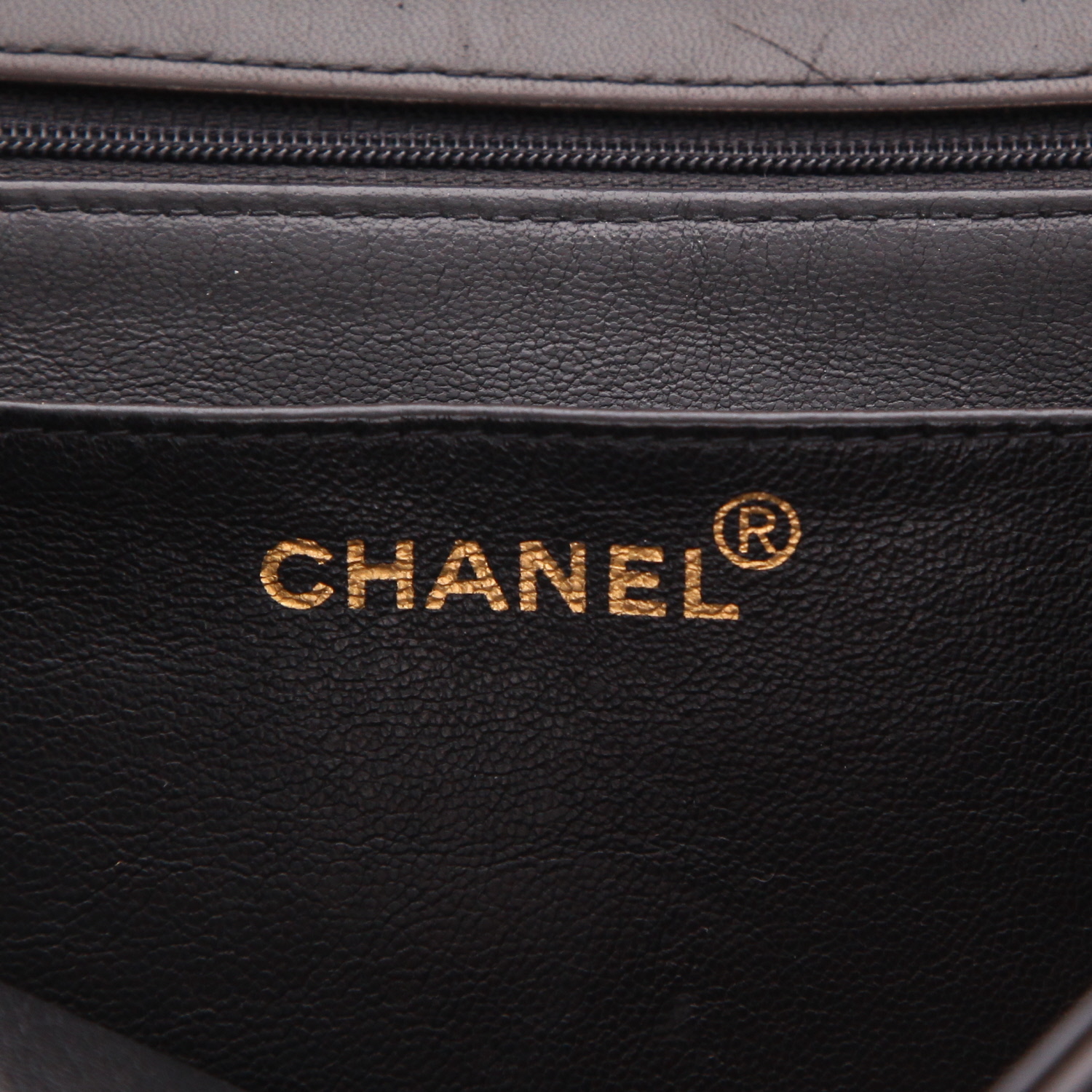 Chanel  Timeless Jumbo shoulder bag  in black quilted leather - Detail D2