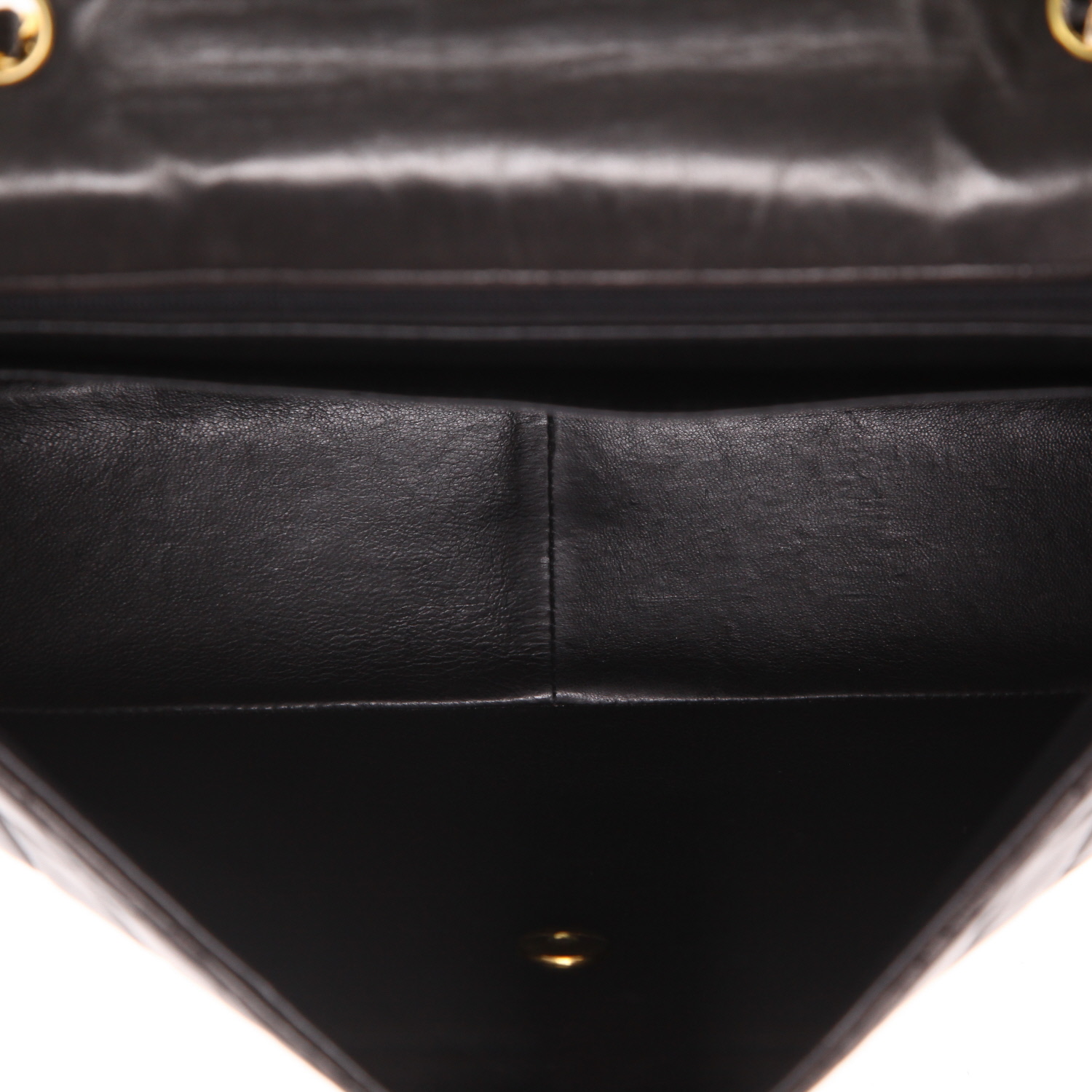 Chanel  Timeless Jumbo shoulder bag  in black quilted leather - Detail D3