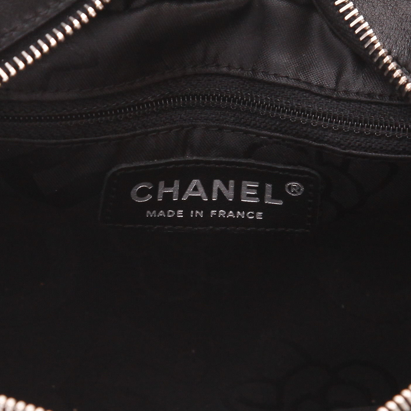 Bolso de mano Chanel   en cuero acolchado negro - Detail D2