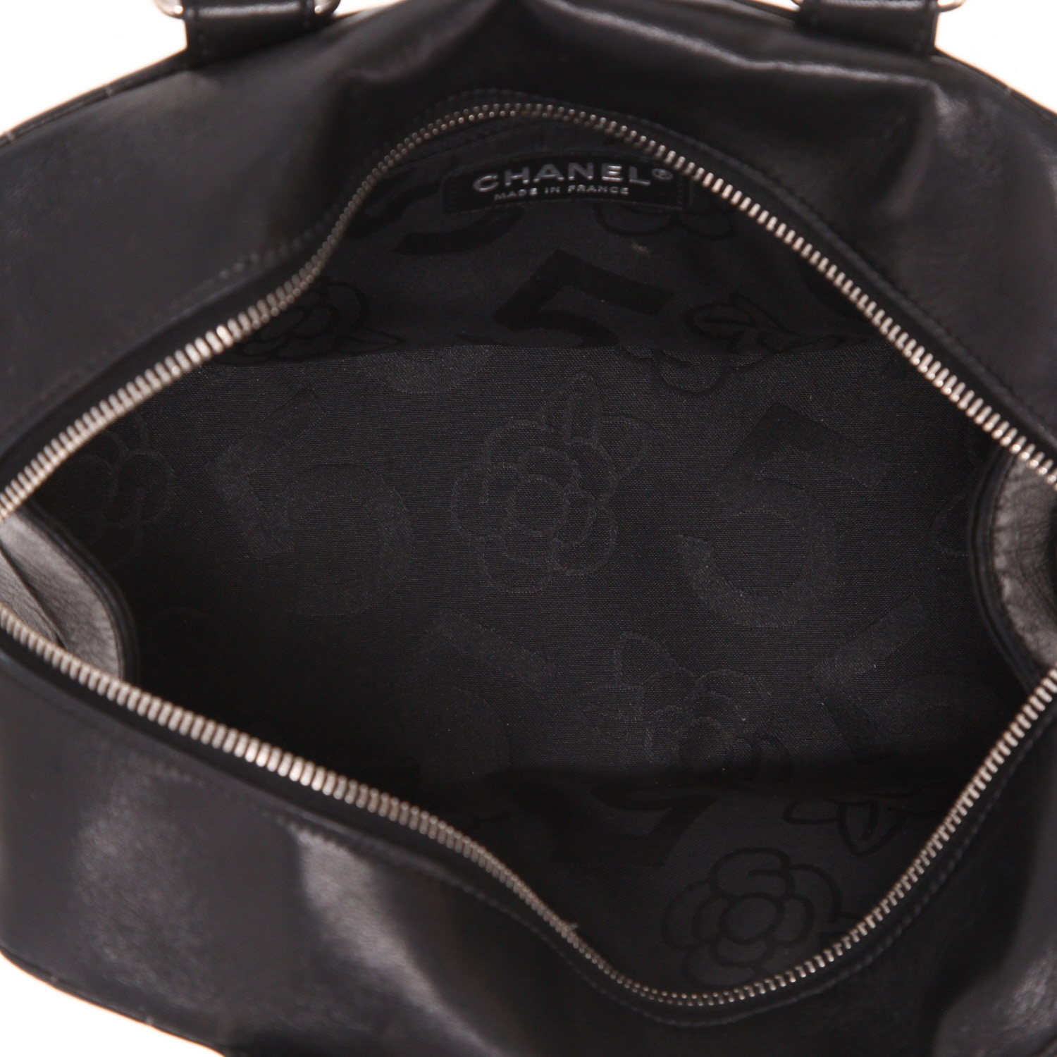 Bolso de mano Chanel   en cuero acolchado negro - Detail D3