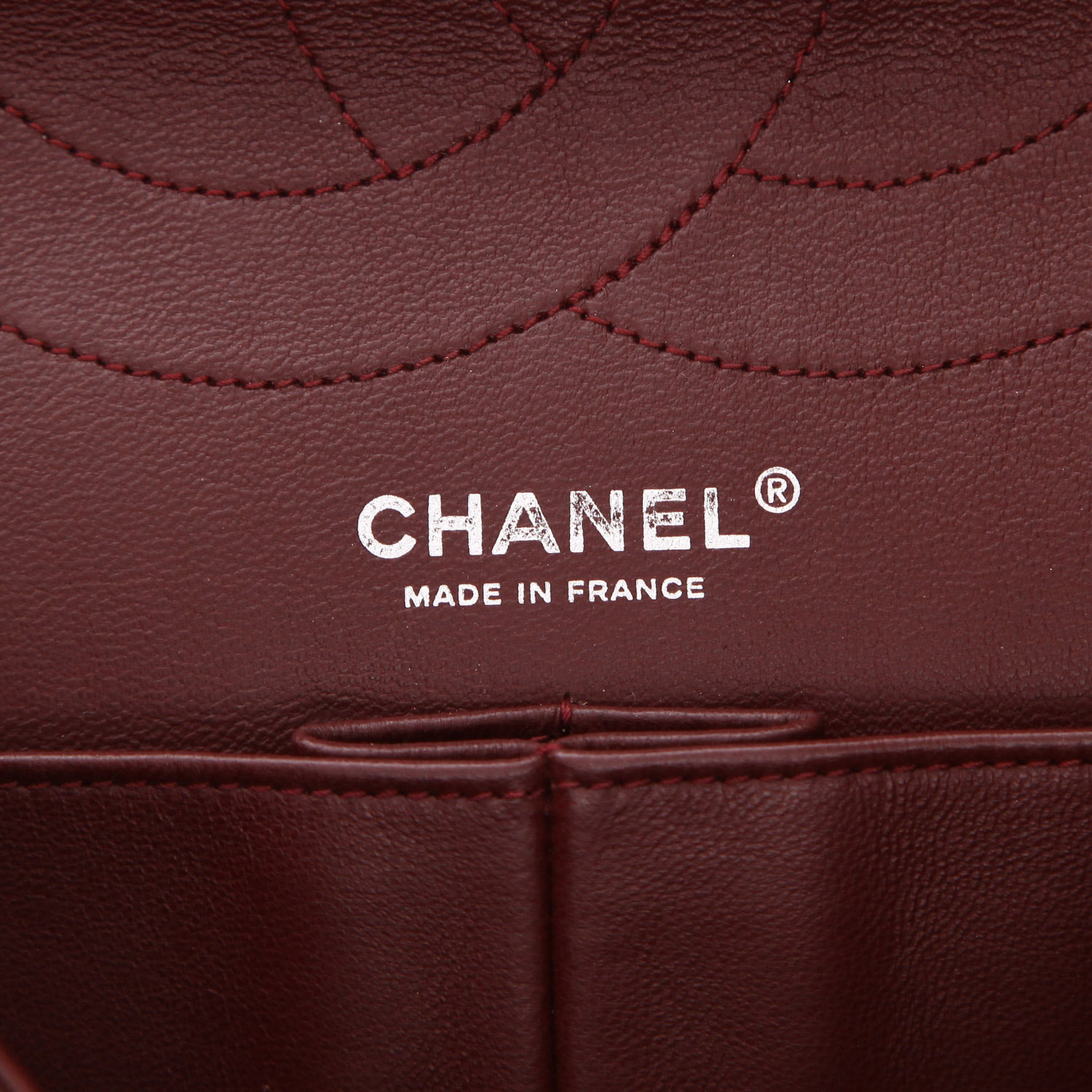 Bolso bandolera Chanel  2.55 en charol acolchado color burdeos - Detail D2