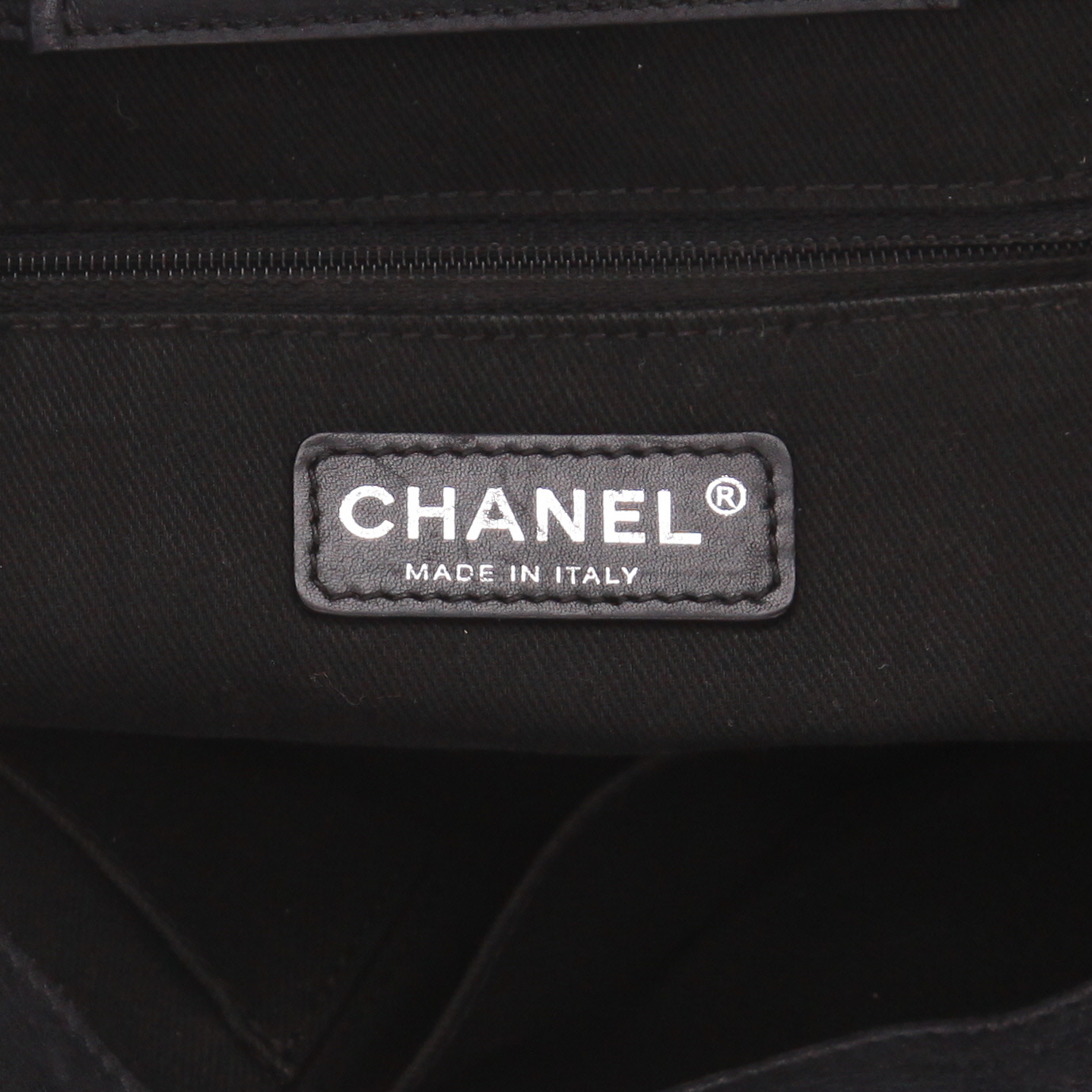 Chanel  Sloane Square handbag  in black quilted leather - Detail D2