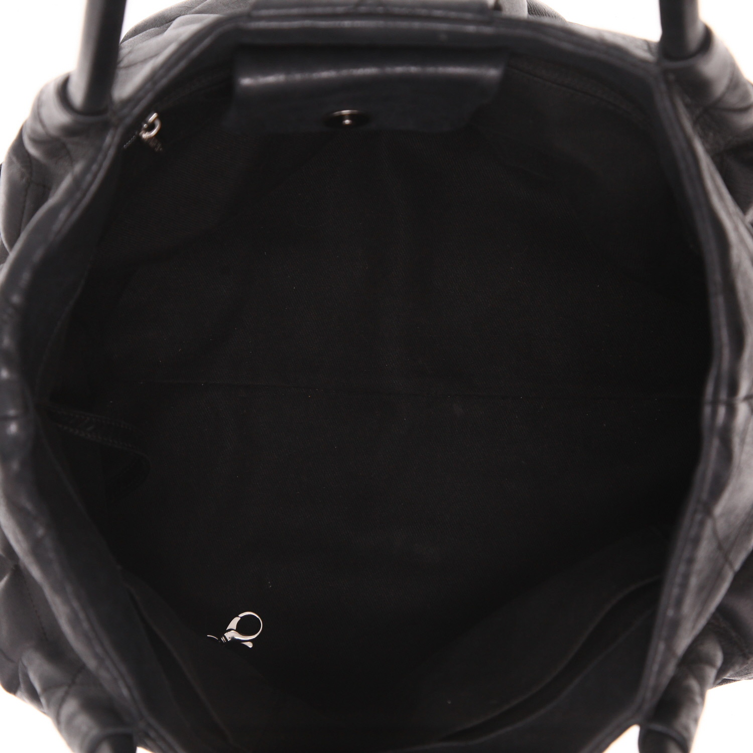 Bolso de mano Chanel  Sloane Square en cuero acolchado negro - Detail D3