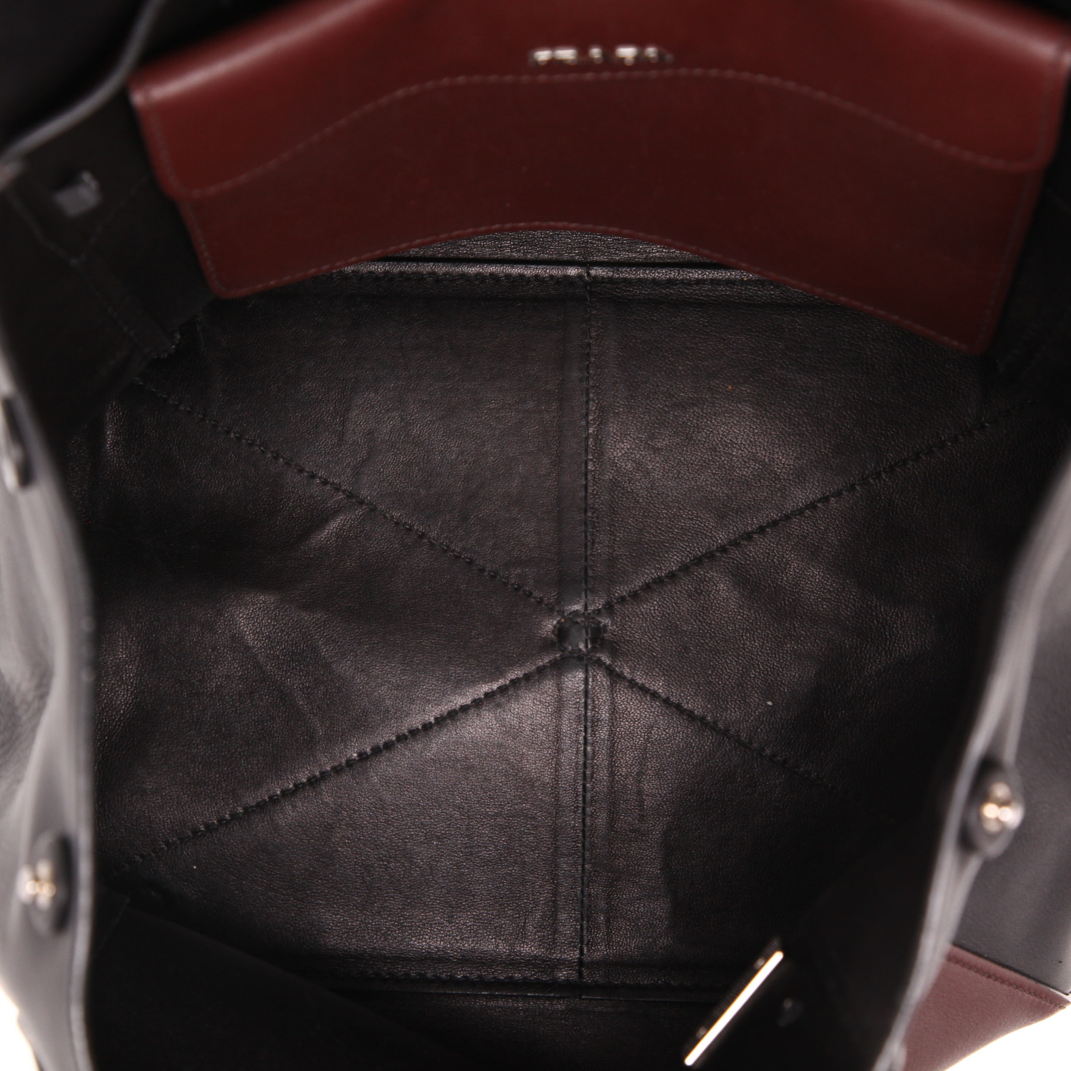 Sac à main Prada  Double Turn Lock en cuir bordeaux et noir - Detail D3