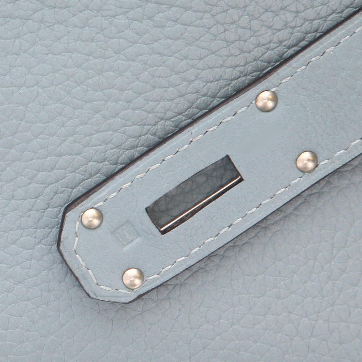 Bolso para llevar al hombro o en la mano Hermès  Birkin Shoulder en cuero taurillon clémence Bleu Lin - Detail D4