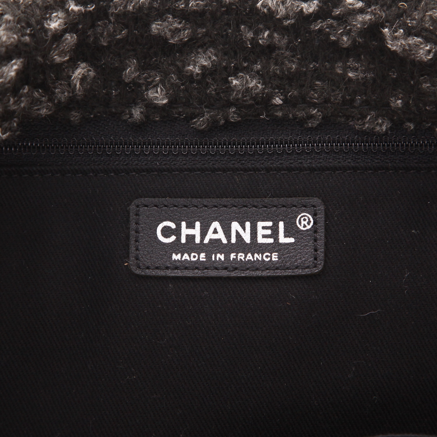 Bolso de mano Chanel   en tweed gris y negro y cuero negro - Detail D2
