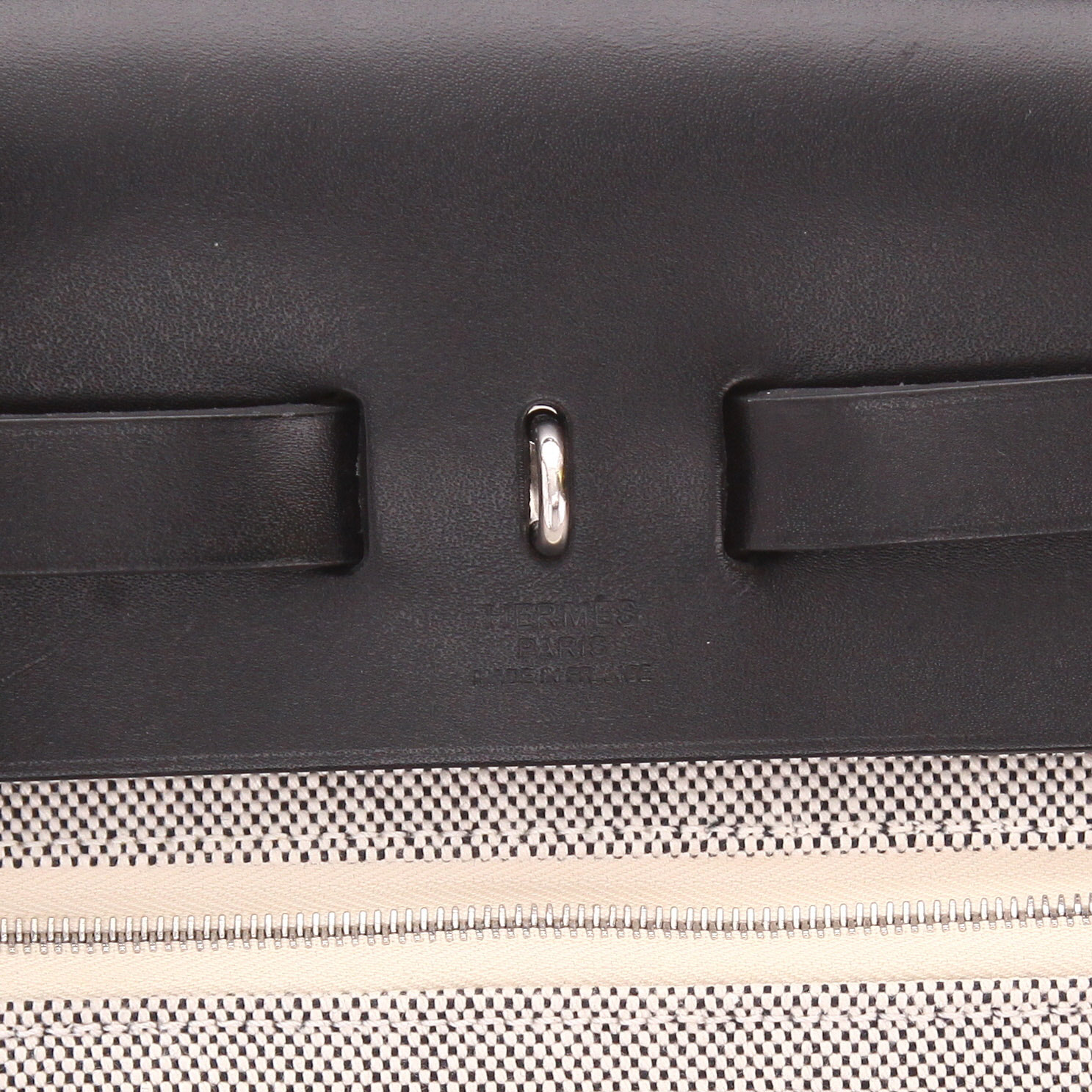 Bolso para llevar al hombro o en la mano Hermès  Herbag en lona negra y blanca y vaca Hunter negra - Detail D2