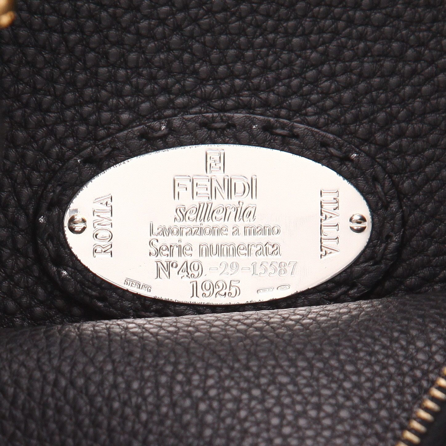 Fendi   handbag  in black grained leather - Detail D2