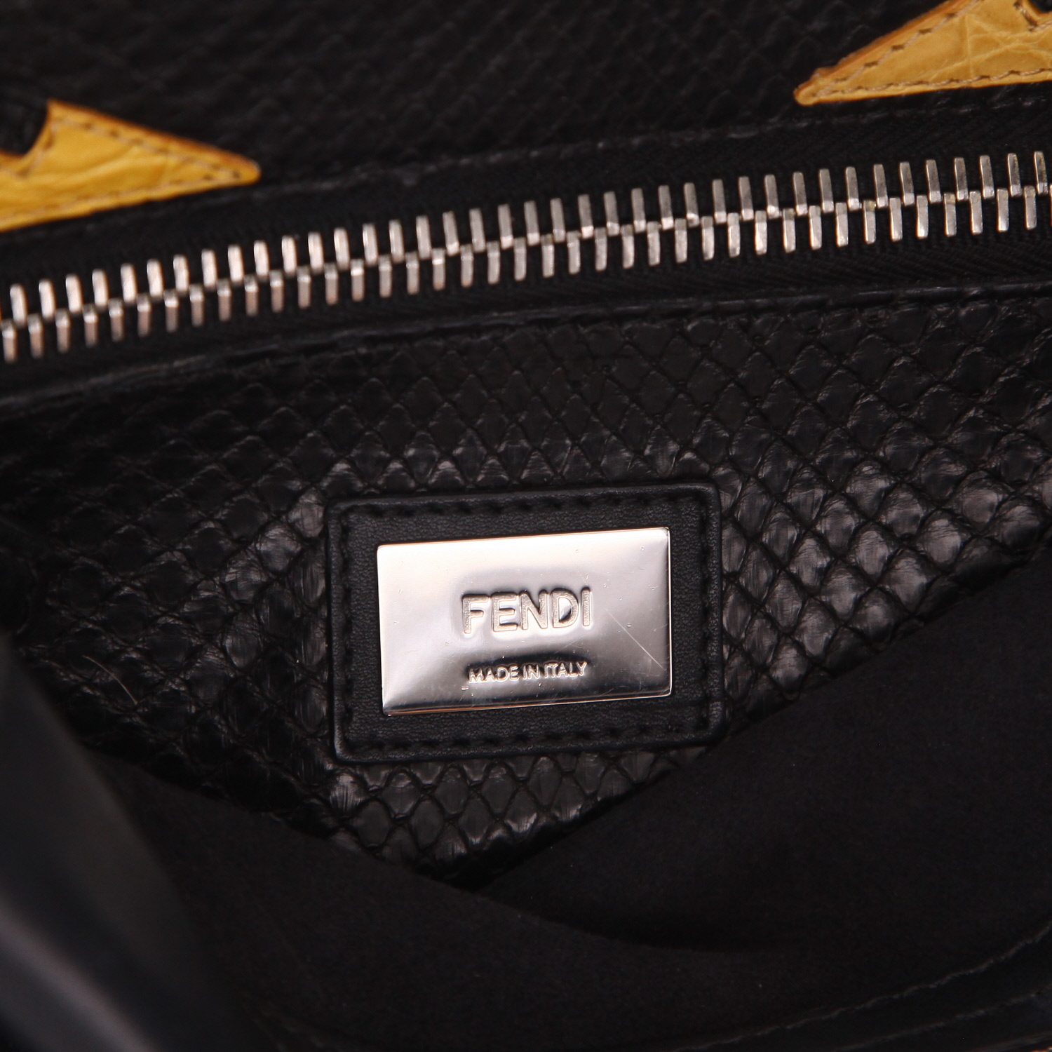 Bolso de mano Fendi  Peekaboo en cuero negro - Detail D2