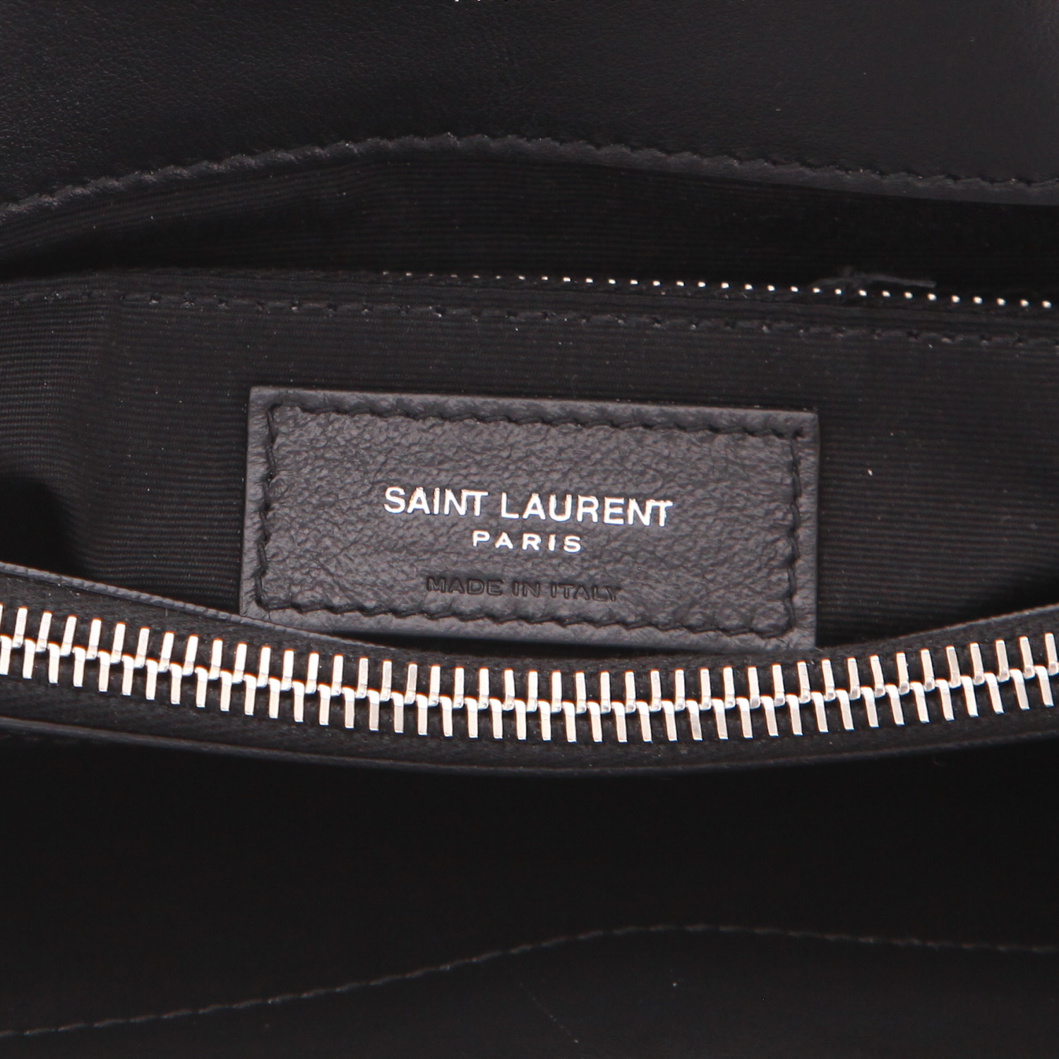 Bolso bandolera Saint Laurent  Loulou en cuero acolchado con motivos de espigas negro - Detail D2