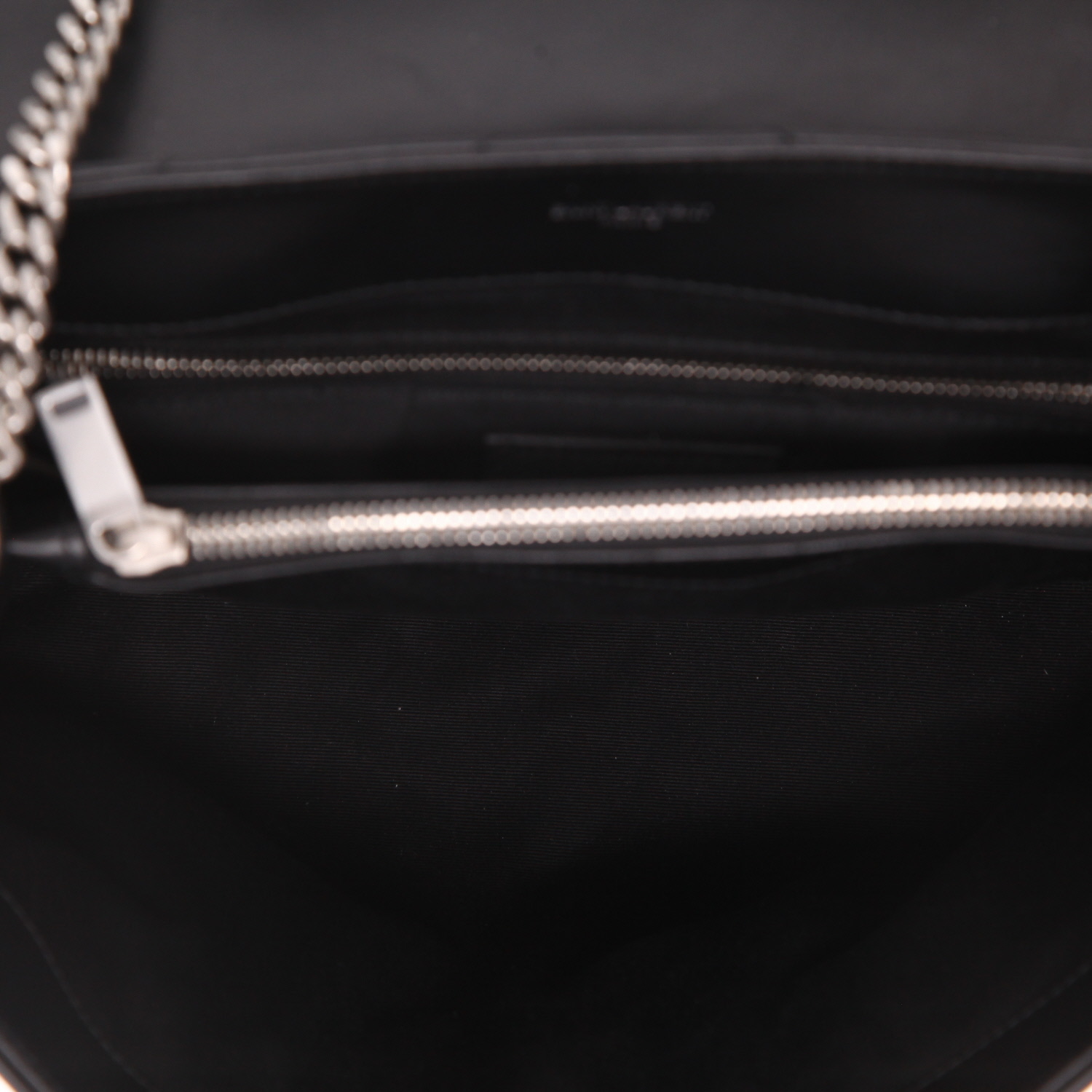 Bolso bandolera Saint Laurent  Loulou en cuero acolchado con motivos de espigas negro - Detail D3