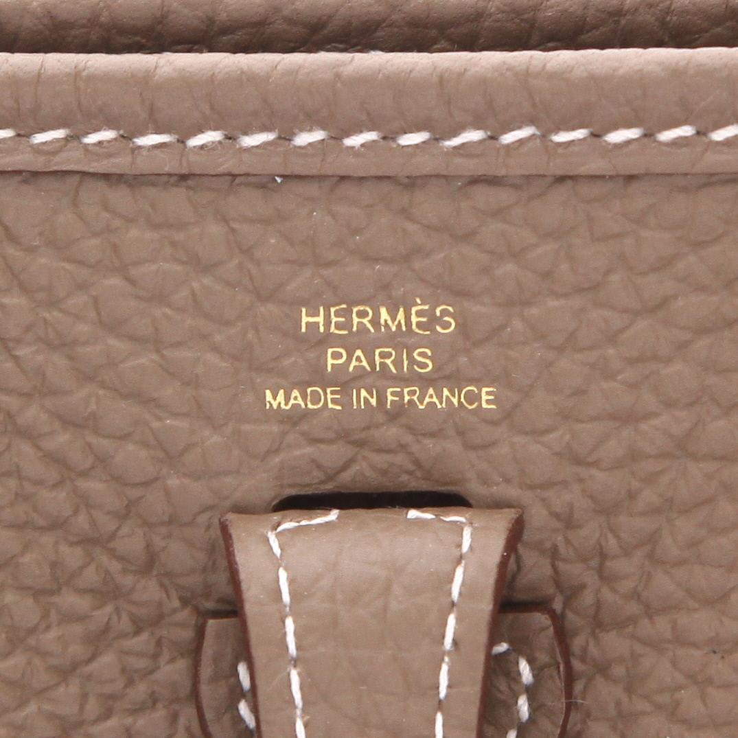 Bolso bandolera Hermès  Mini Evelyne en cuero taurillon clémence marrón etoupe - Detail D2