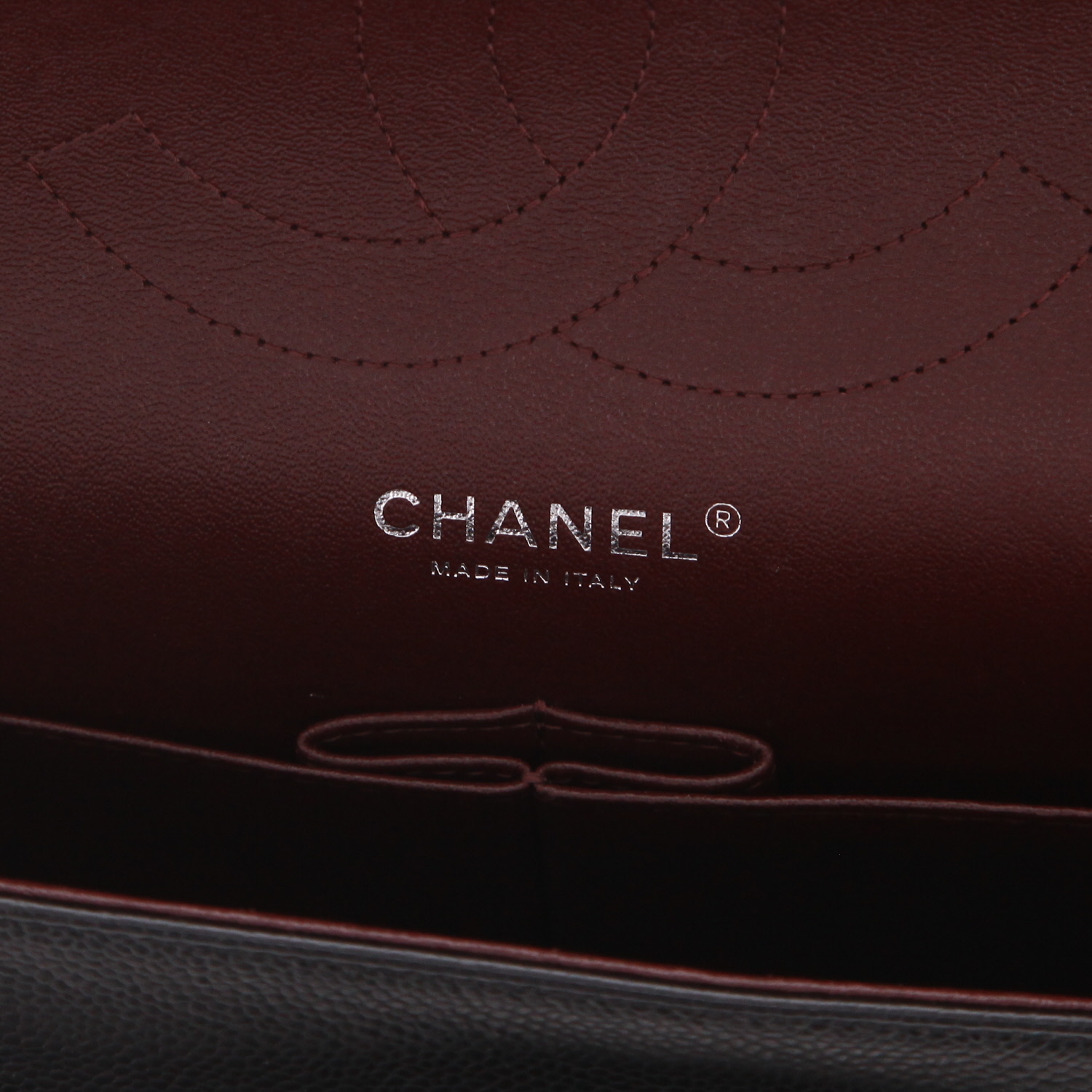 Chanel  Timeless Jumbo shoulder bag  in black quilted grained leather - Detail D2