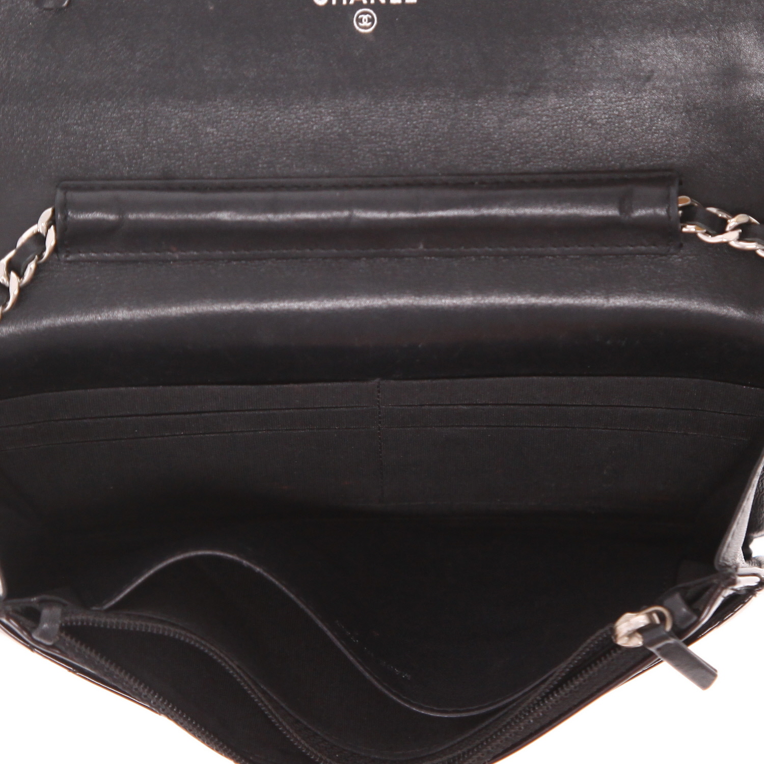 Bolso bandolera Chanel  Wallet on Chain en charol acolchado negro - Detail D3