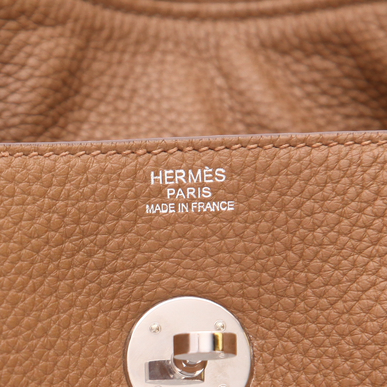 Bolso para llevar al hombro Hermès  Lindy 34 cm en cuero togo marrón - Detail D2