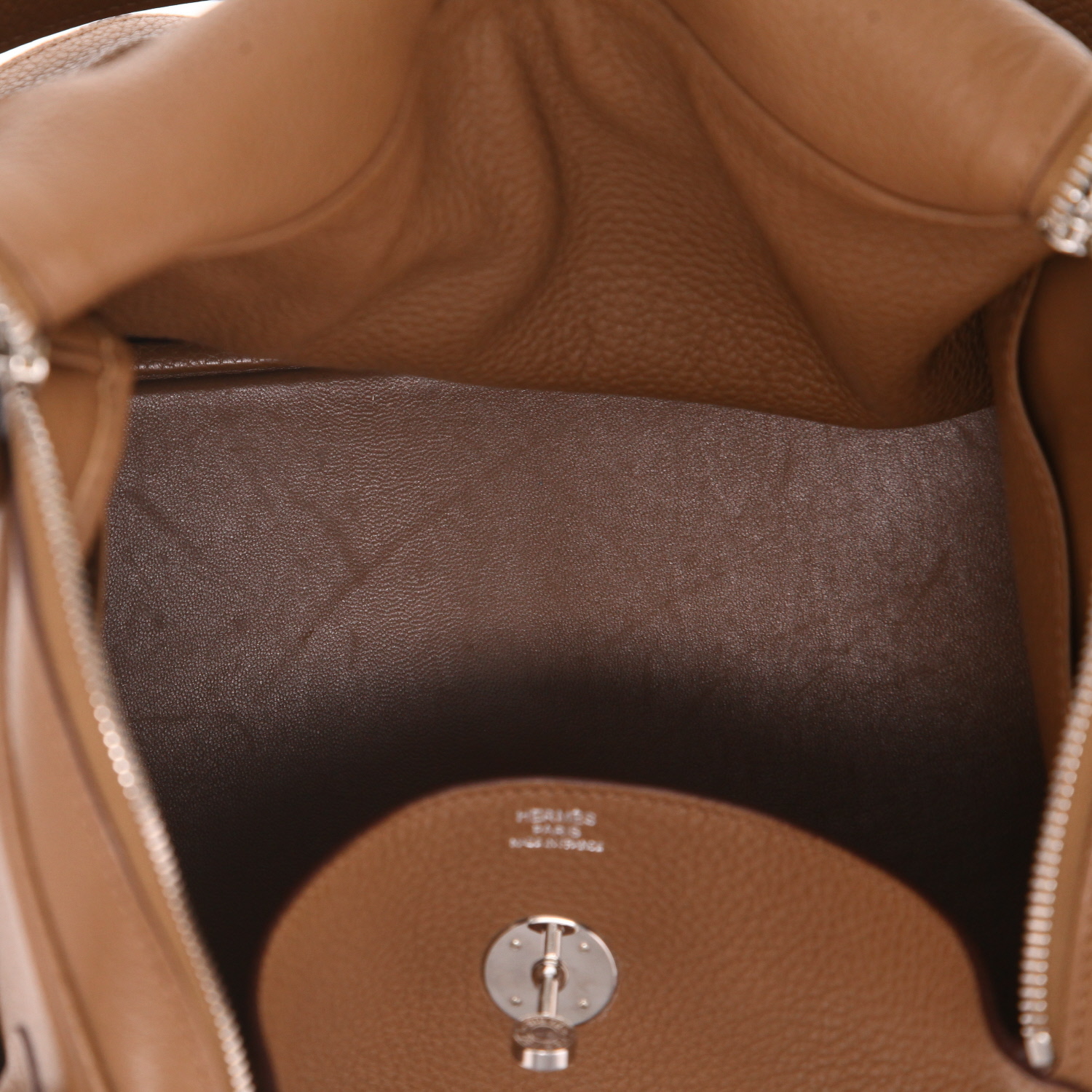 Bolso para llevar al hombro Hermès  Lindy 34 cm en cuero togo marrón - Detail D3