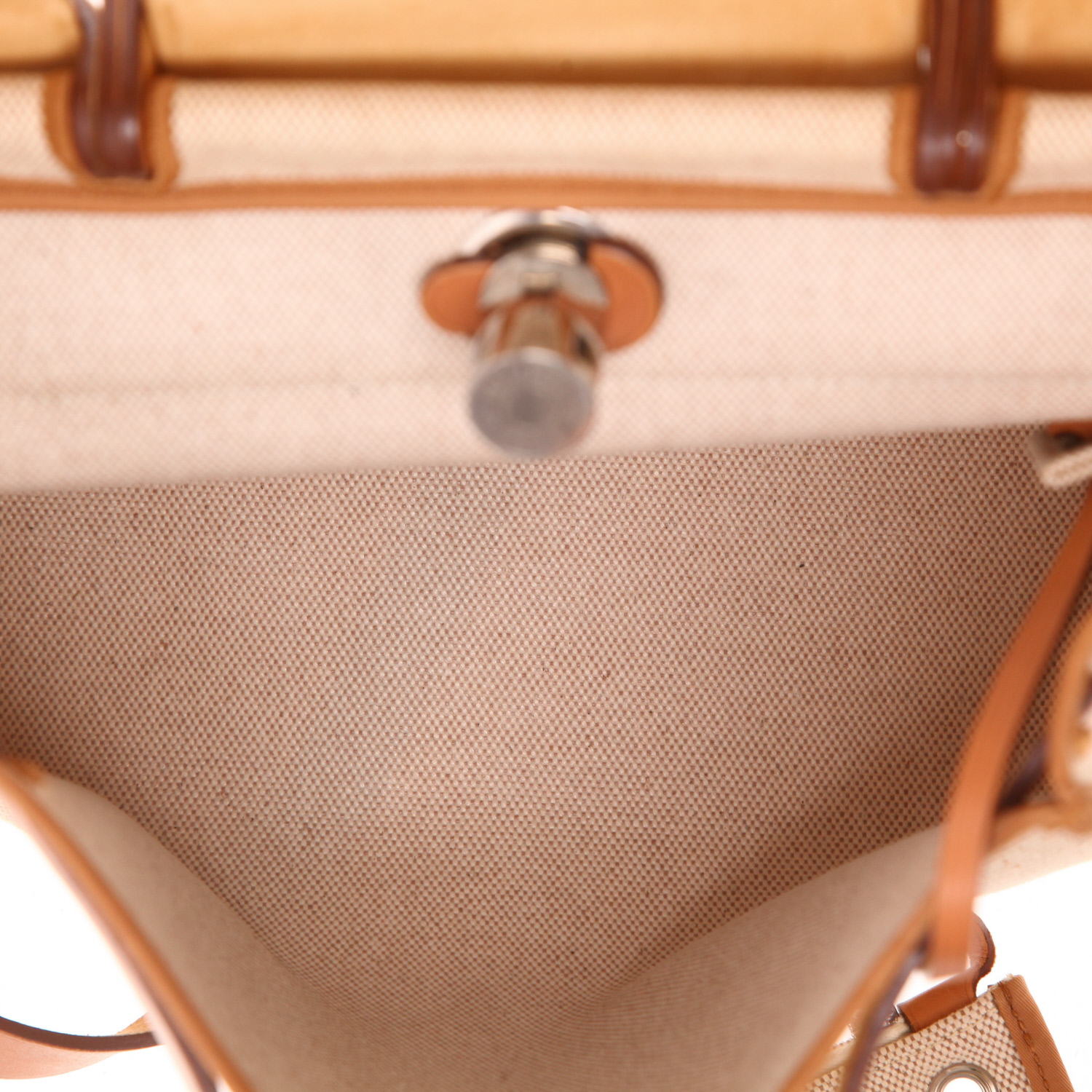 Bolso para llevar al hombro o en la mano Hermès  Herbag en lona beige y vaca Hunter - Detail D3