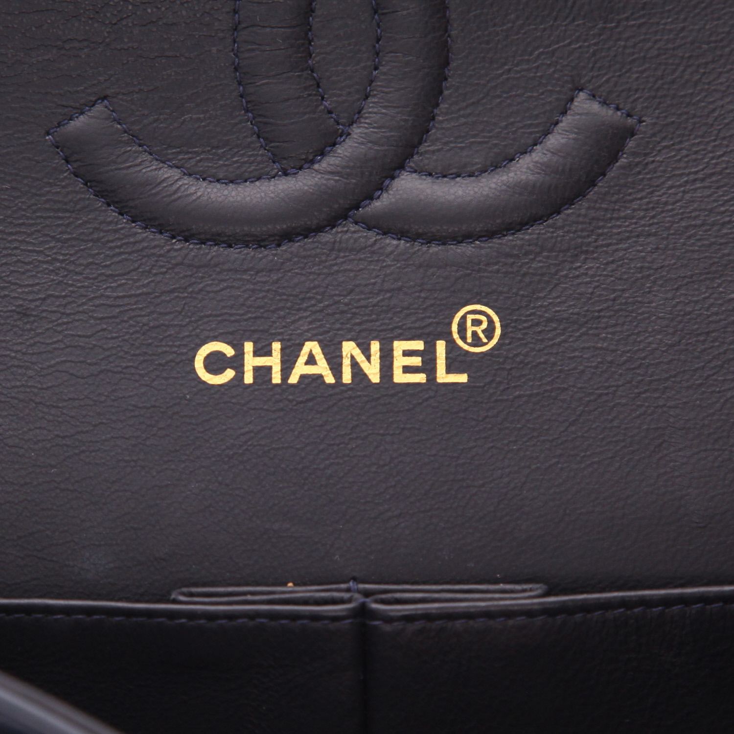 Sac à main Chanel  Timeless Classic en cuir matelassé bleu-marine - Detail D2