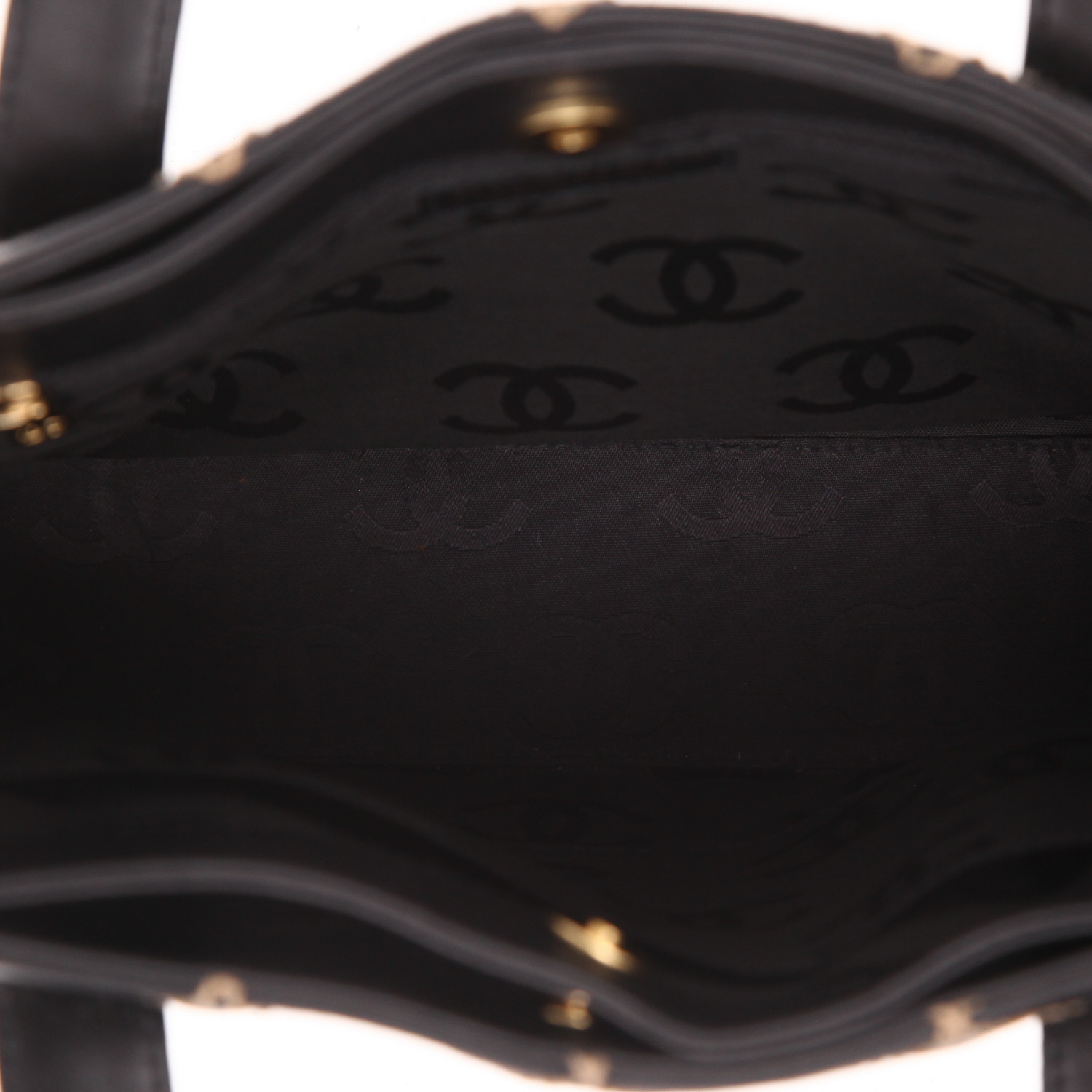 Bolso de mano Chanel   en cuero acolchado negro - Detail D3