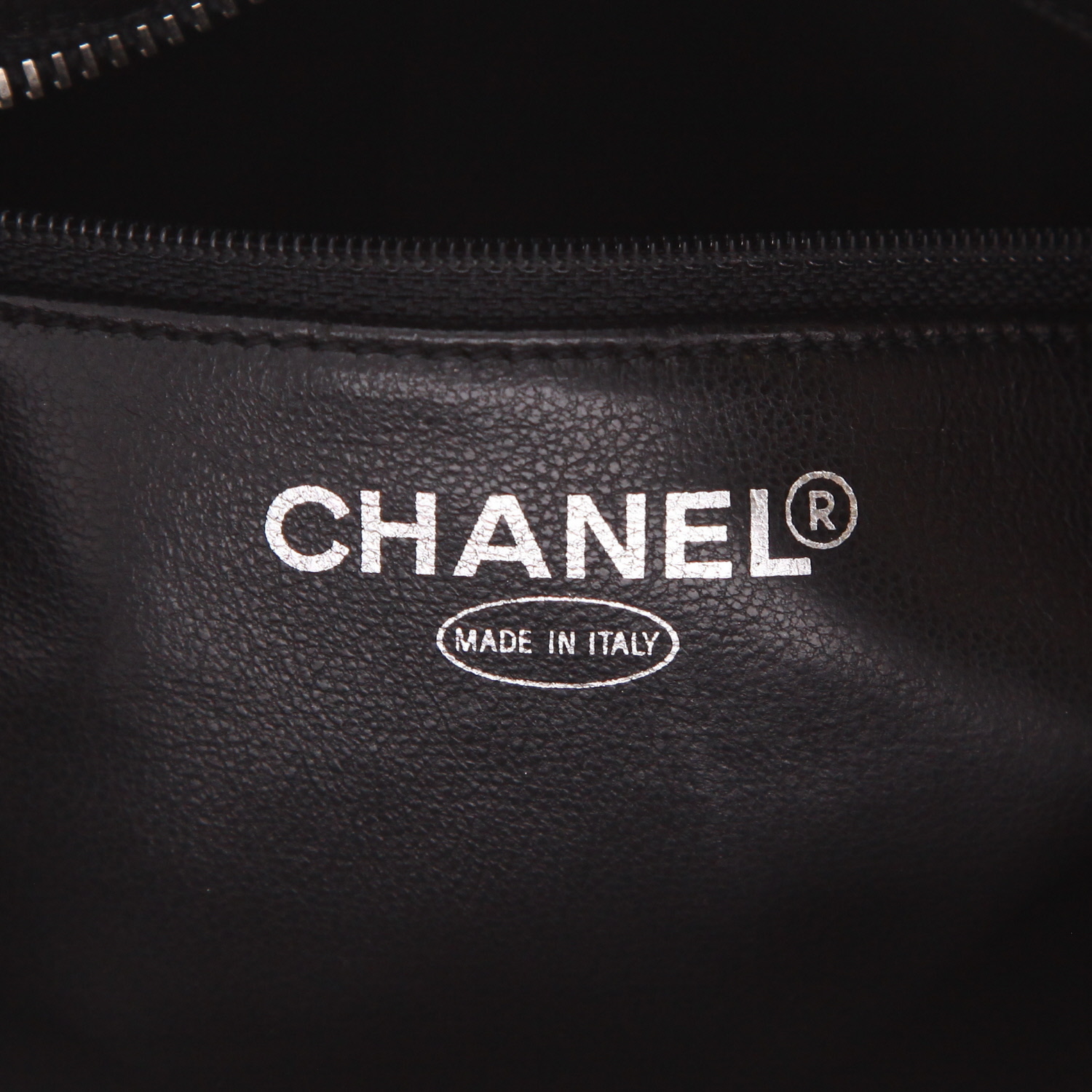 Bolso de mano Chanel  con medallón de piel granulada negra - Detail D2