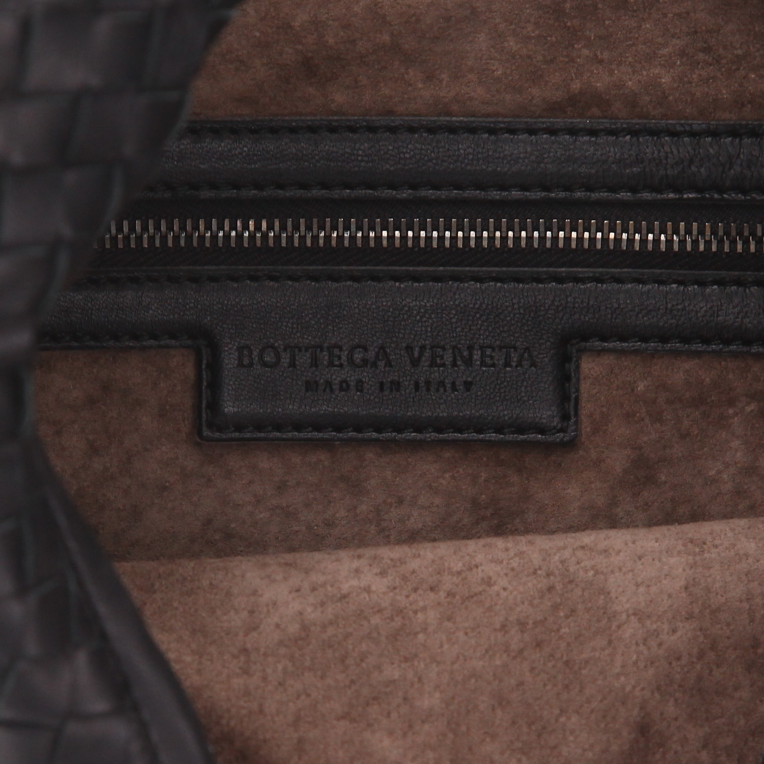 Bottega Veneta Veneta handbag in Noir intrecciato leather - Detail D2