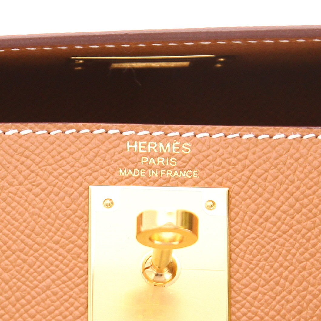 Bolso de mano Hermès  Kelly 28 cm en cuero epsom color oro - Detail D2