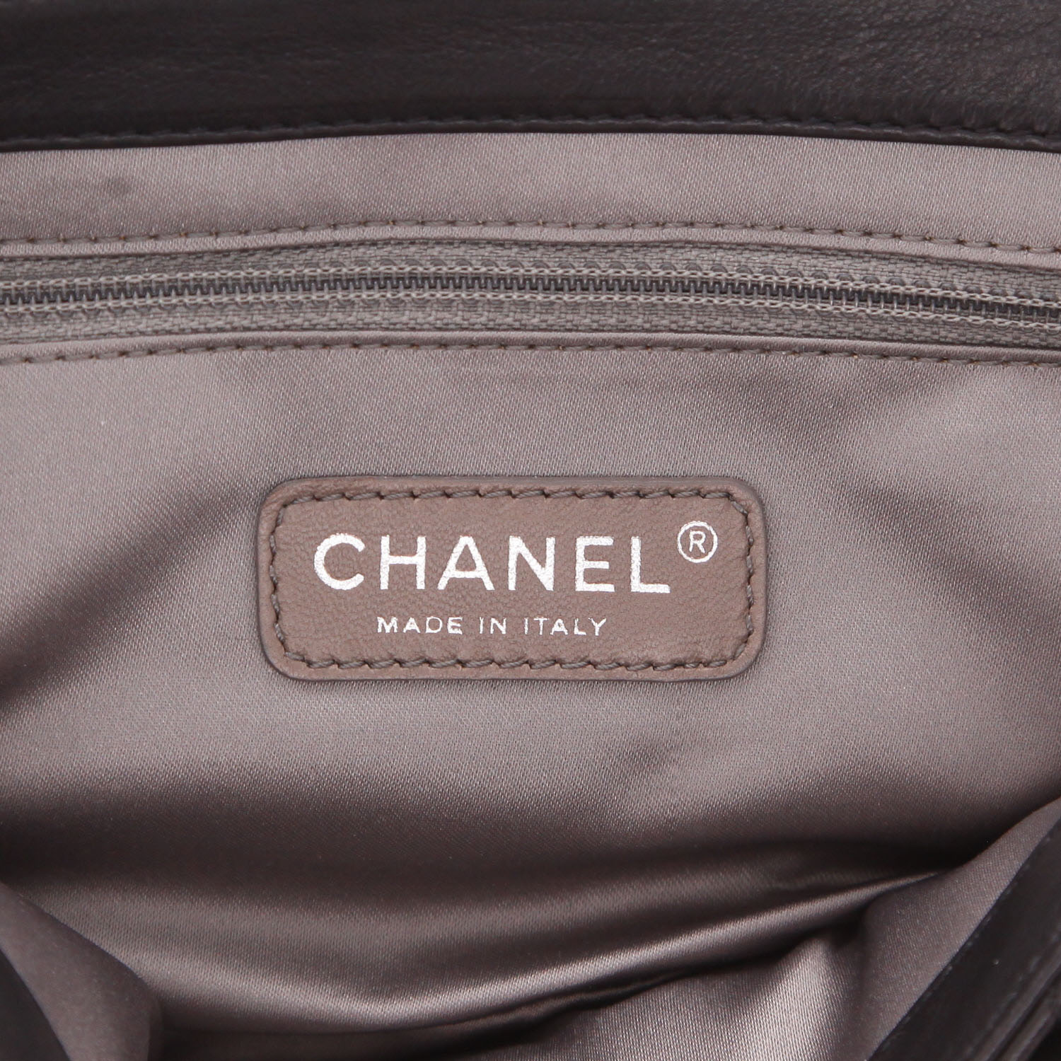 Chanel  Timeless handbag  in black quilted leather - Detail D2