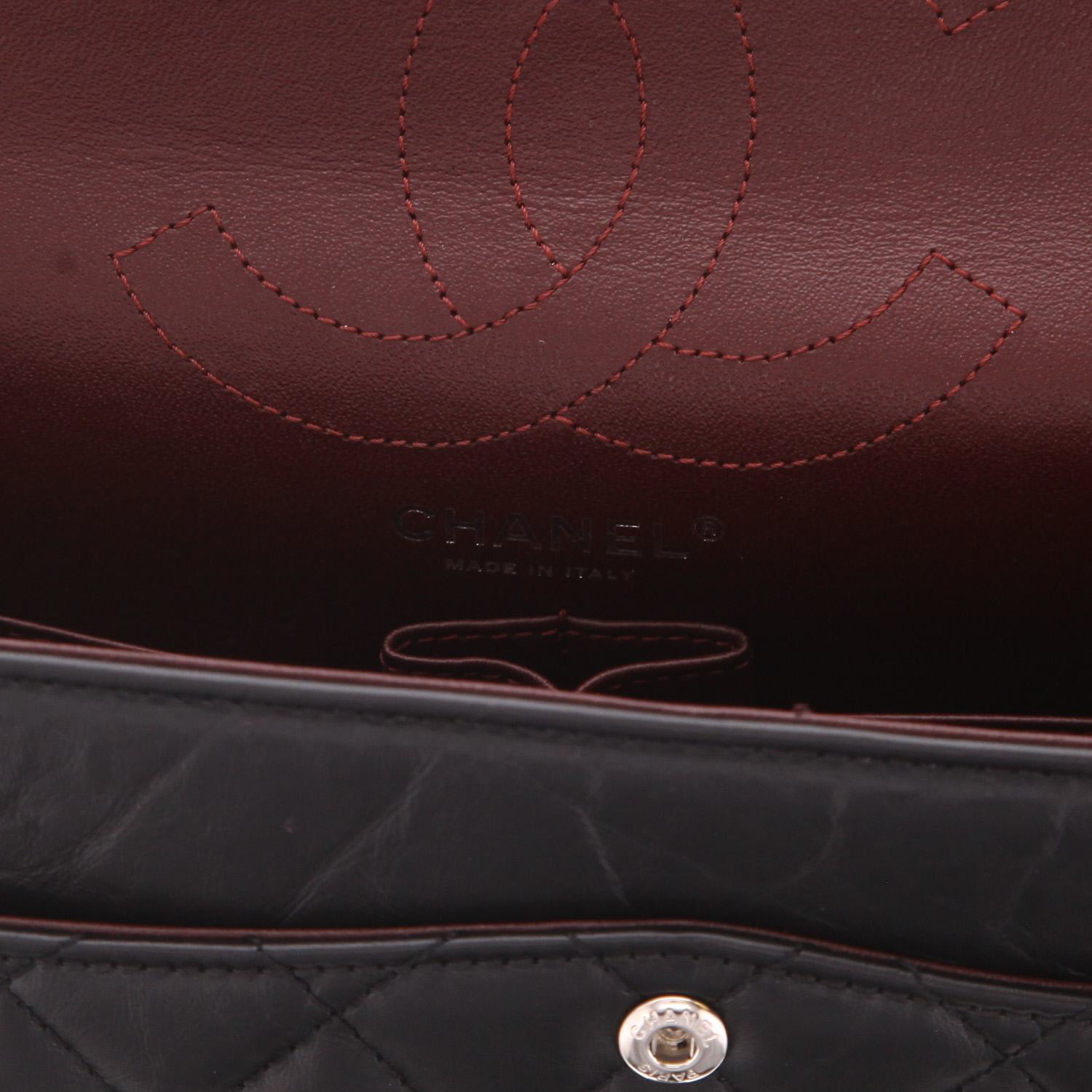 Chanel  2.55 shoulder bag  in black quilted leather - Detail D2