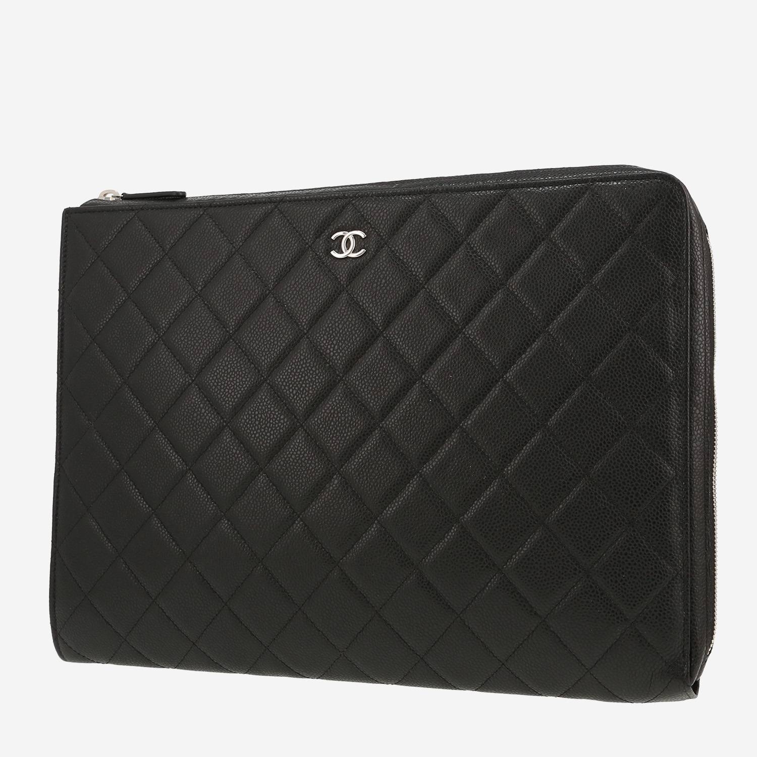 Bolsito de mano Chanel  Pochette en cuero granulado acolchado negro