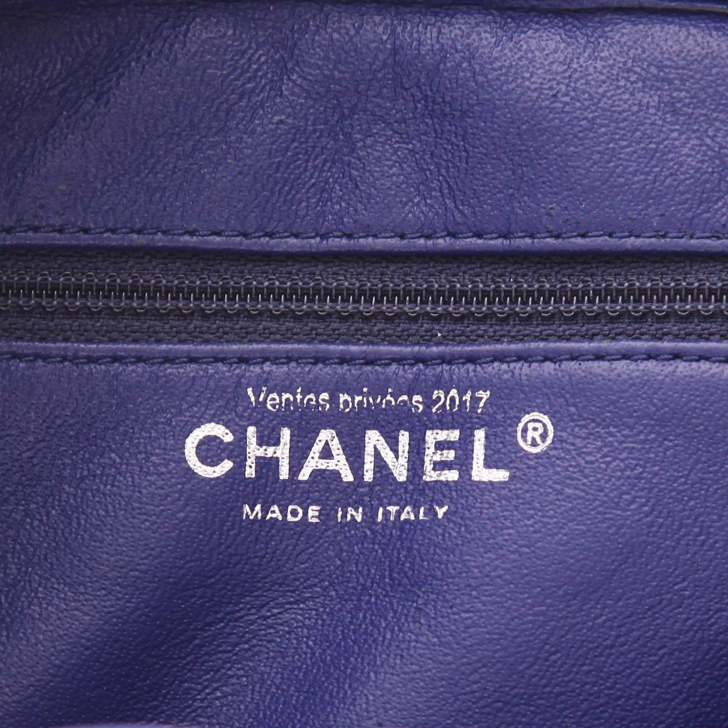 Chanel  Camera handbag  in purple patent quilted leather - Detail D2
