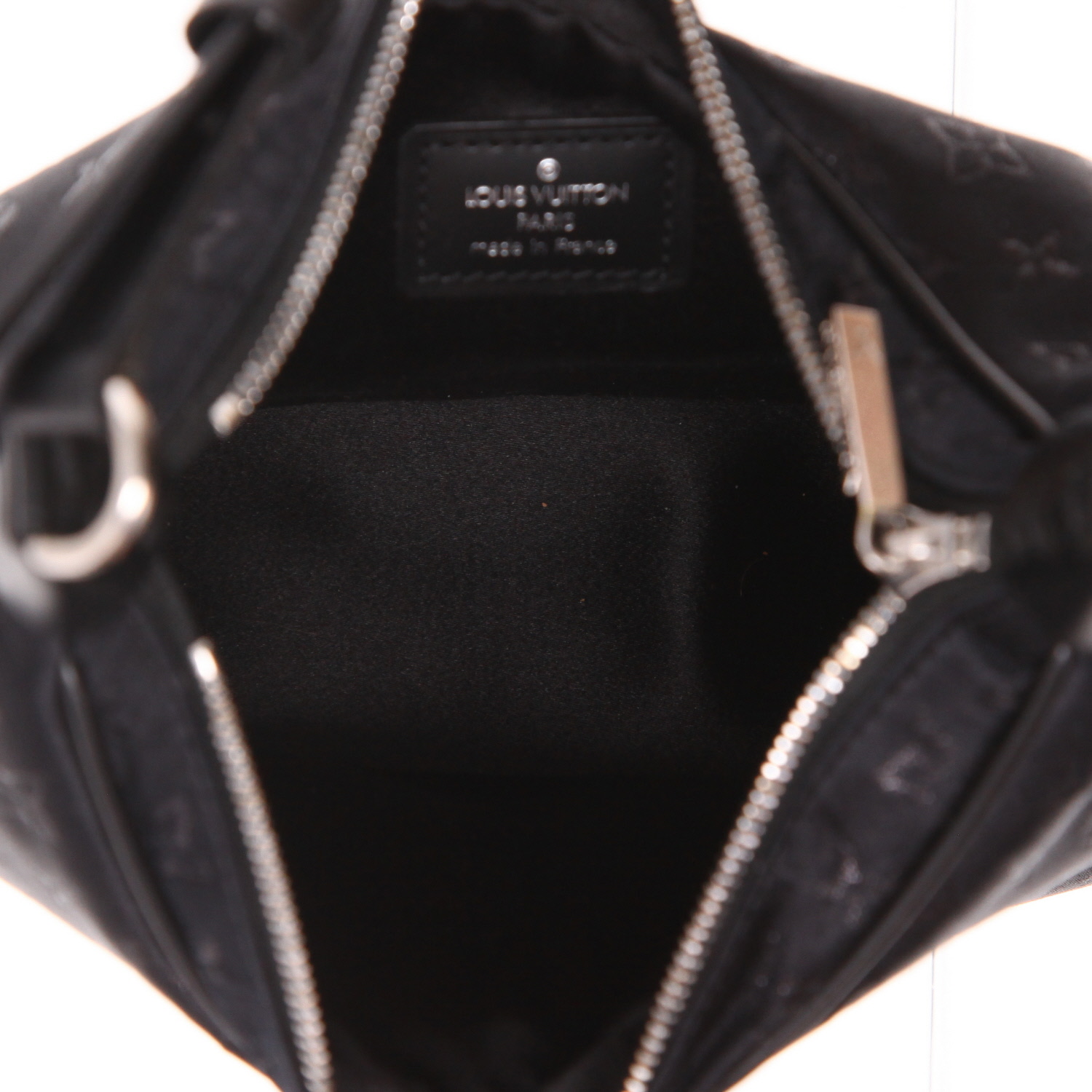 Louis Vuitton   mini  handbag  in black satin  and black leather - Detail D3