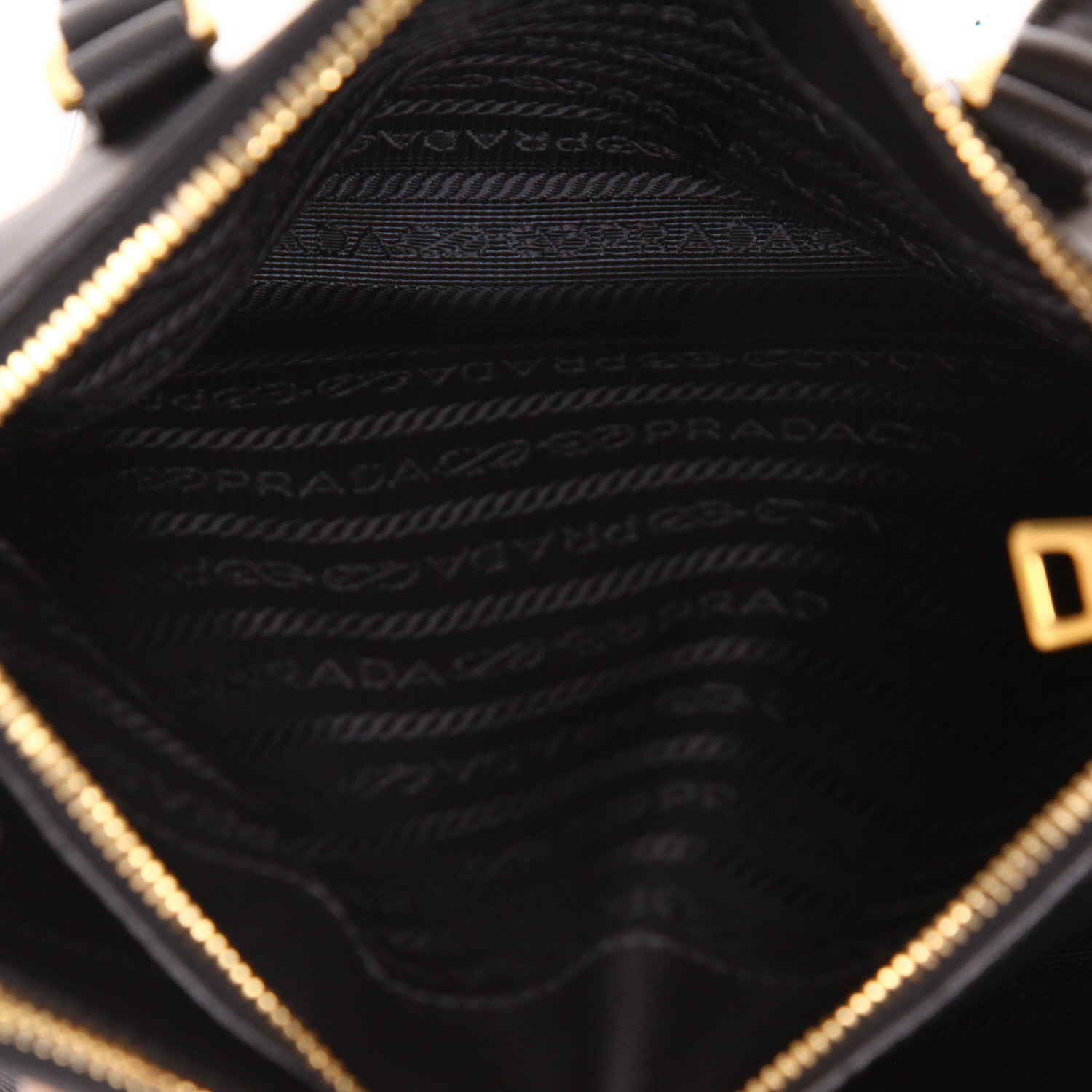 Sac à main Prada  Galleria en cuir saffiano noir - Detail D4