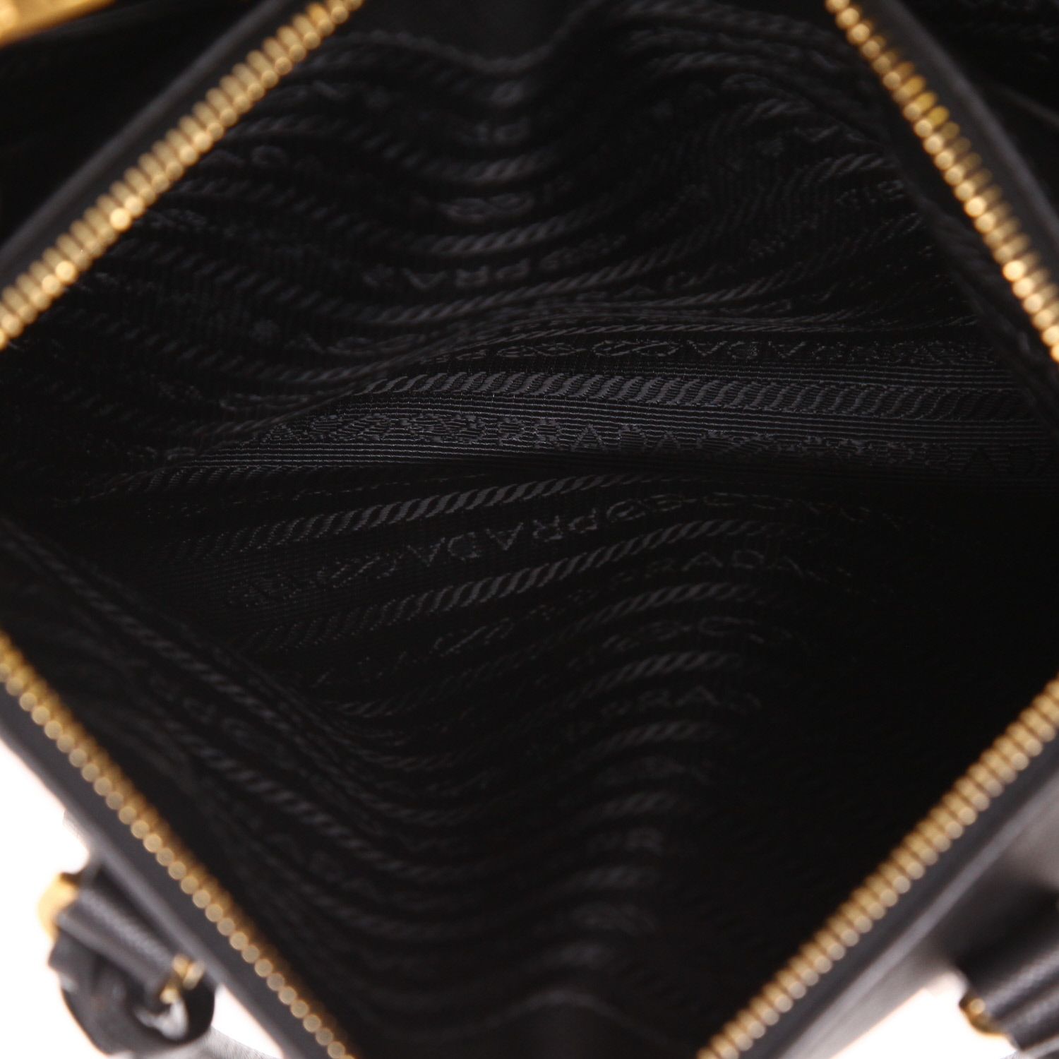 Sac à main Prada  Galleria en cuir saffiano noir - Detail D5