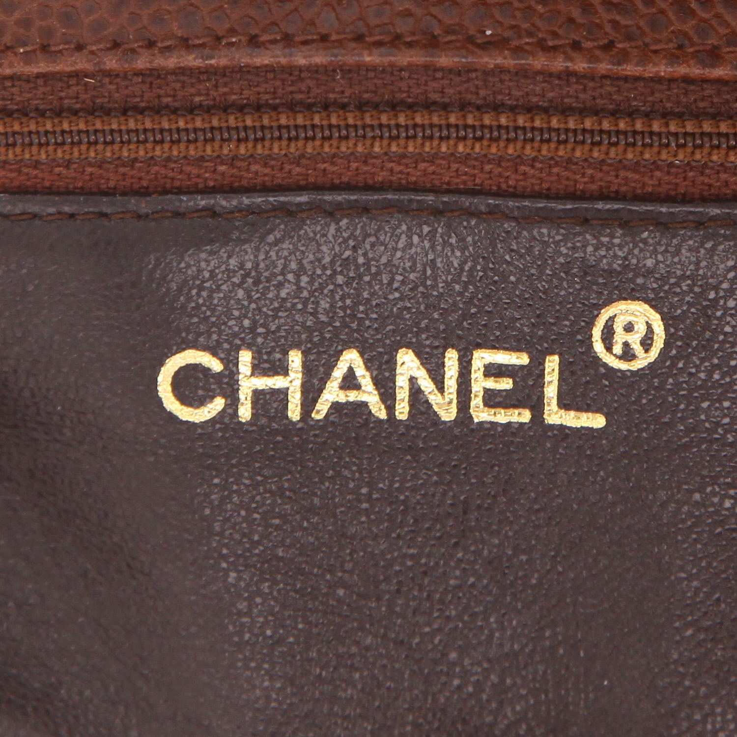 Sac bandoulière Chanel   en cuir grainé marron - Detail D2