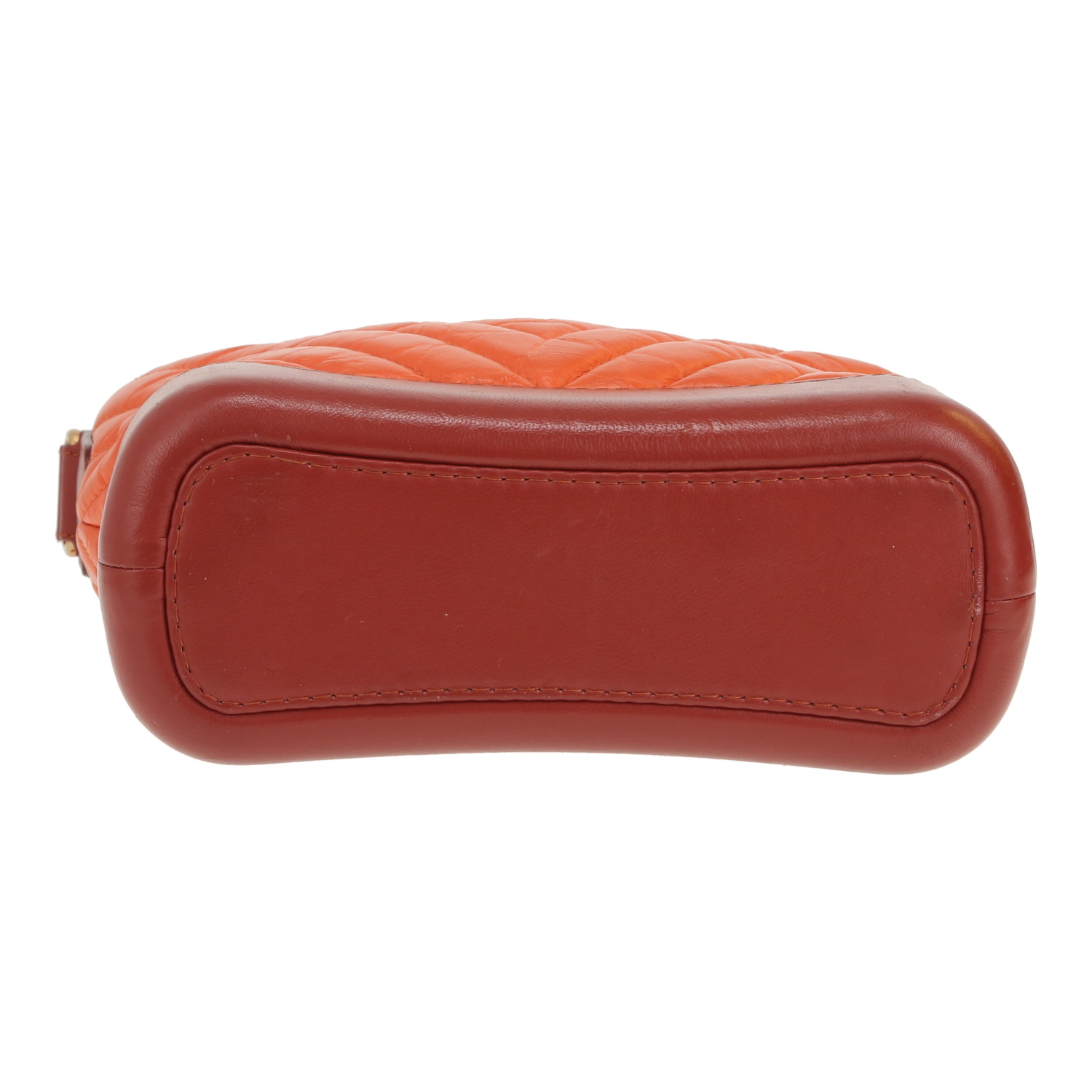 Bolso bandolera Chanel  Gabrielle  modelo pequeño  en cuero acolchado con motivos de espigas naranja y cuero rojo - Detail D1