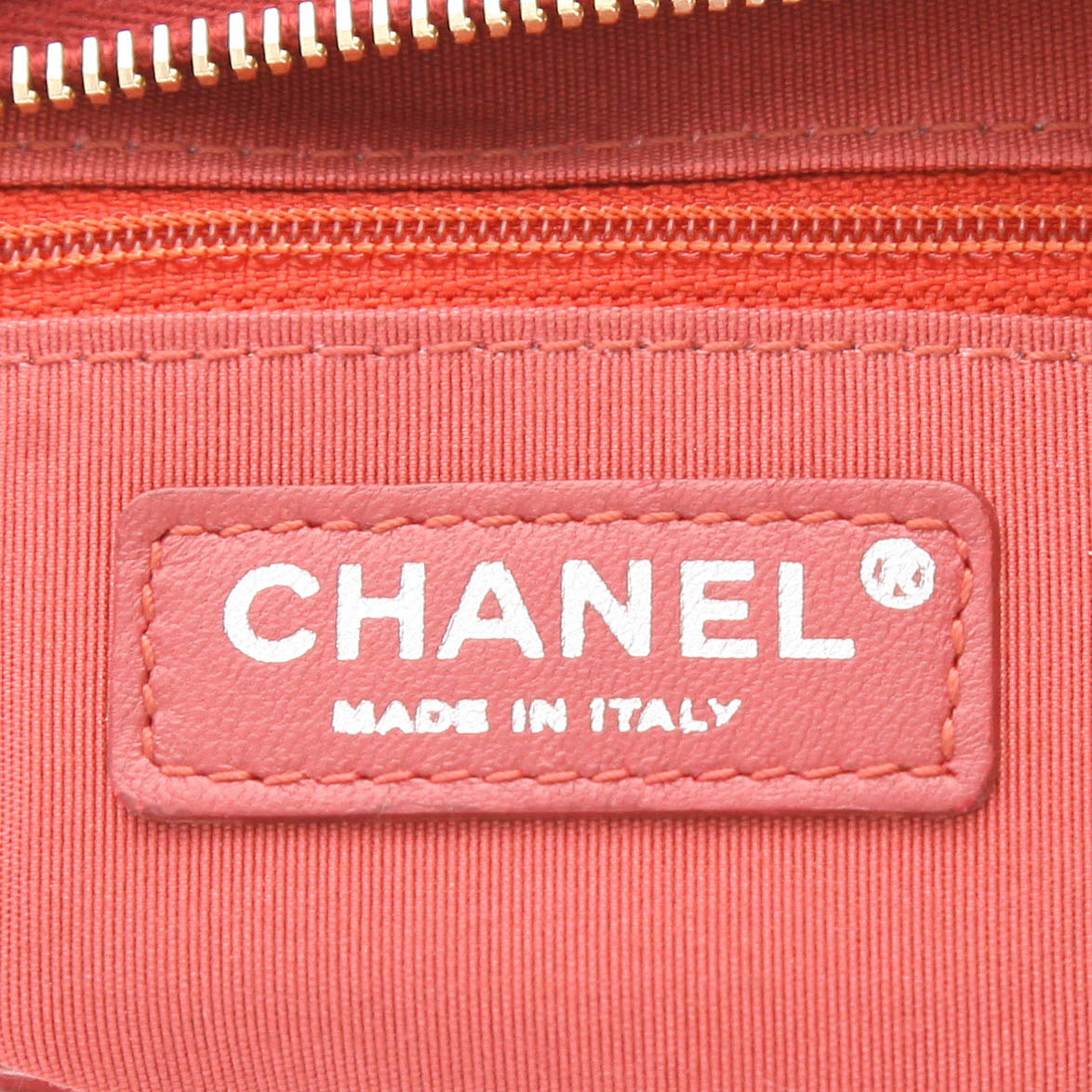 Bolso bandolera Chanel  Gabrielle  modelo pequeño  en cuero acolchado con motivos de espigas naranja y cuero rojo - Detail D2