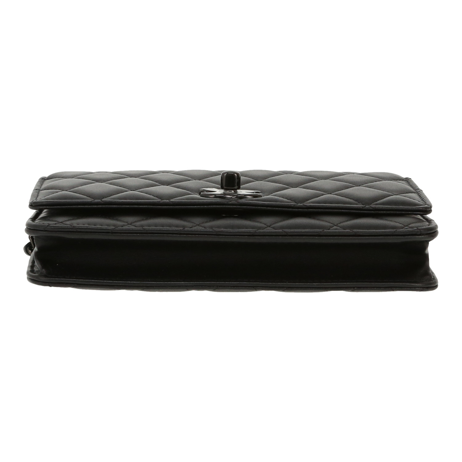 Sac bandoulière Chanel  Wallet on Chain en cuir matelassé noir - Detail D1