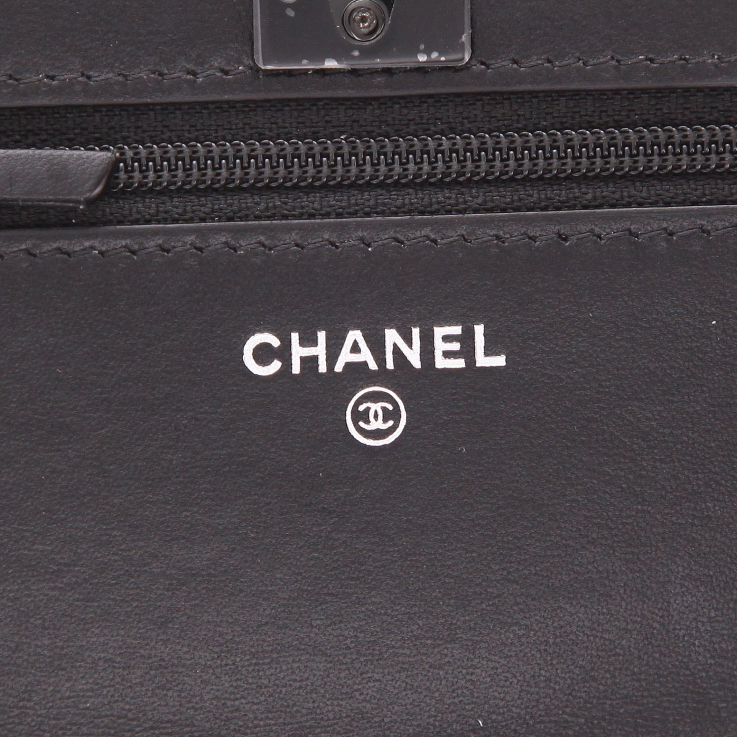 Bolso bandolera Chanel  Wallet on Chain en cuero acolchado negro - Detail D2