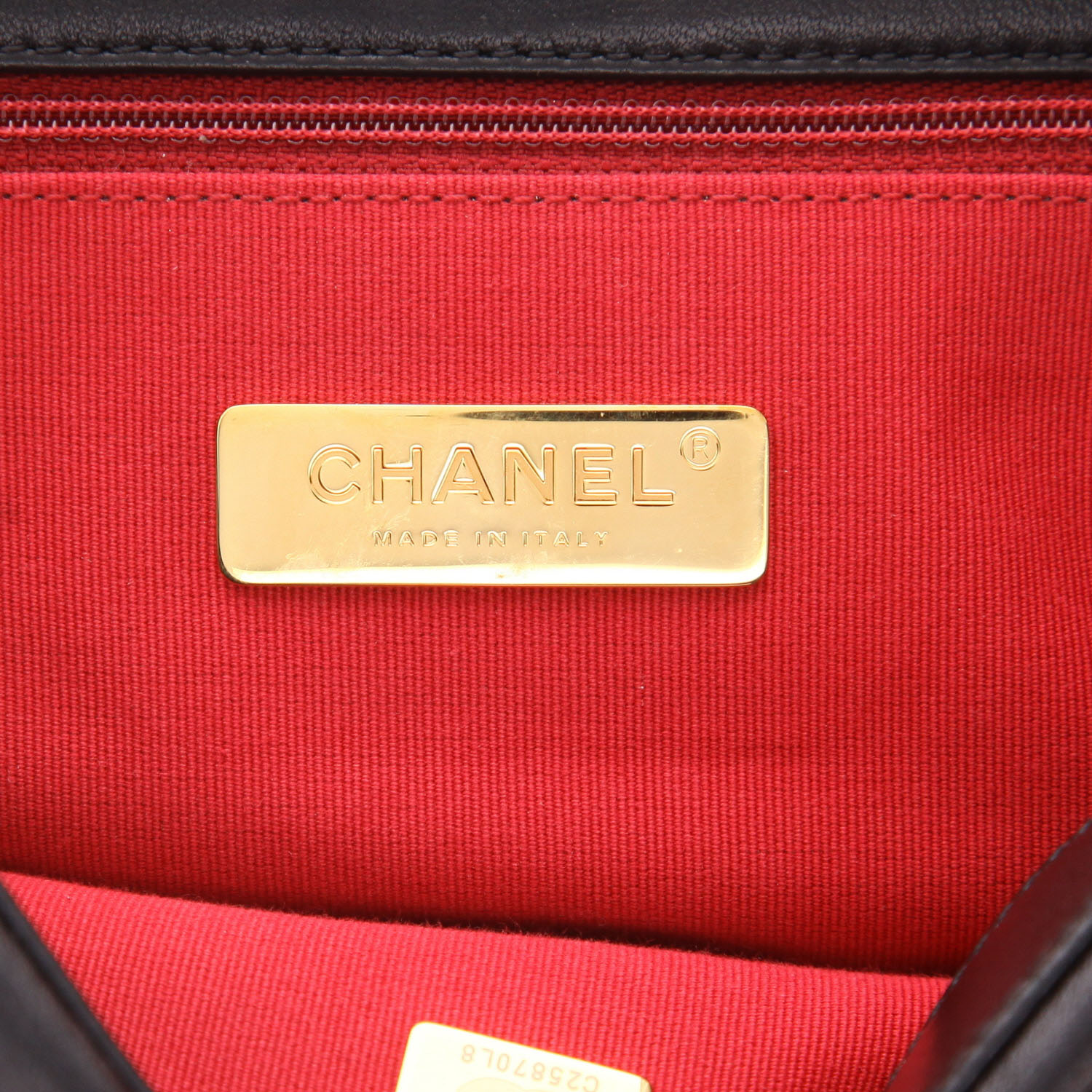 Chanel  19 medium model  shoulder bag  in black quilted leather - Detail D2