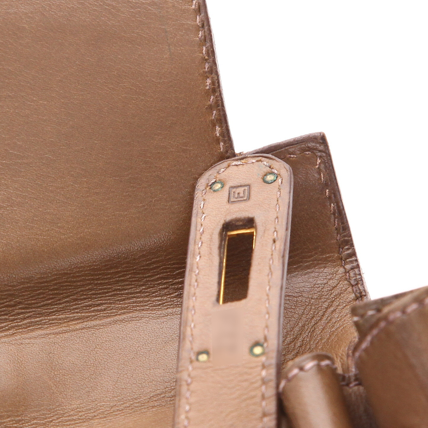 Bolso de mano Hermès  Kelly 35 cm en cuero Barenia verde aceituna - Detail D4