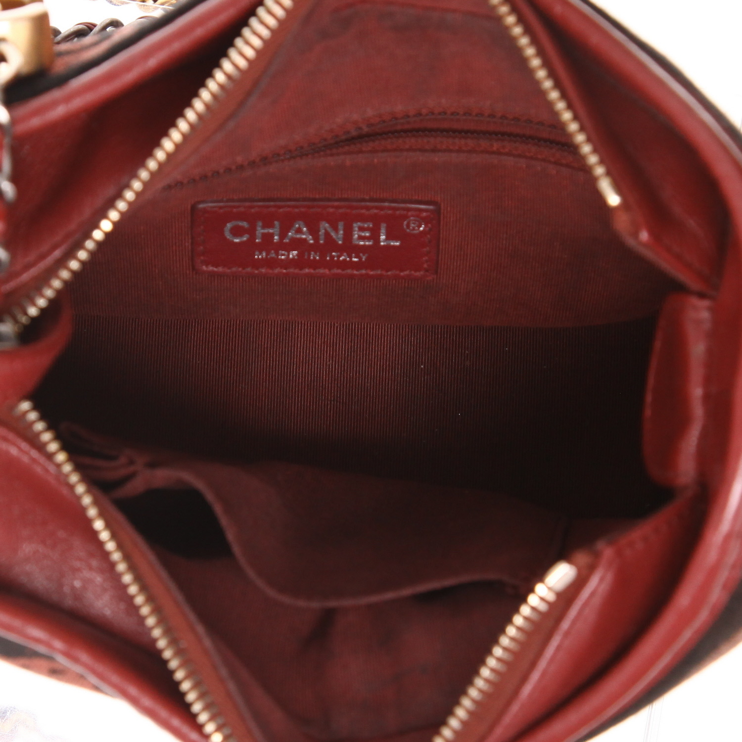 Sac bandoulière Chanel  Gabrielle  petit modèle  en toile noire et bordeaux et cuir bordeaux - Detail D3