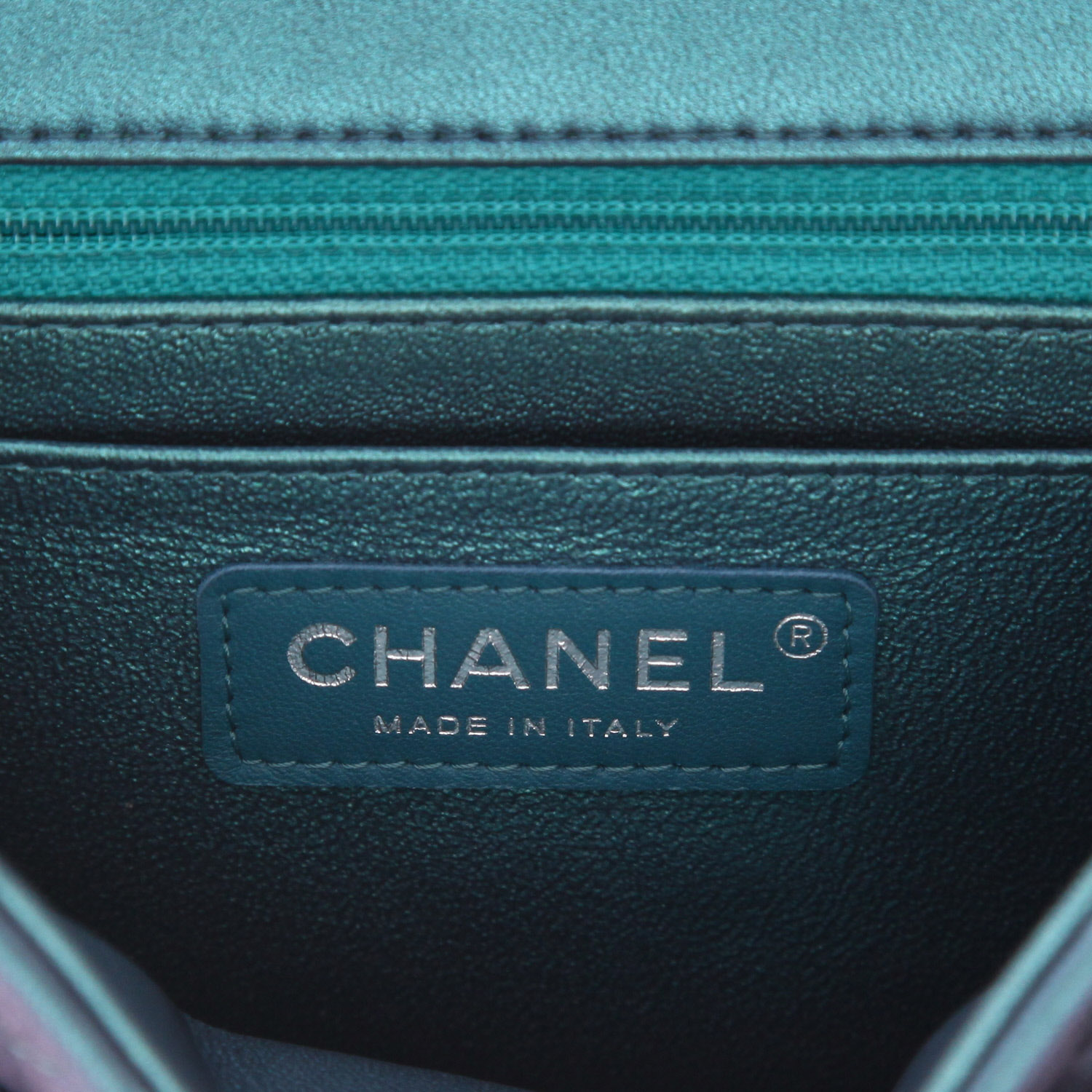 Borsa a tracolla Chanel  Timeless Mini Carré in pelle iridescente trapuntata blu - Detail D2