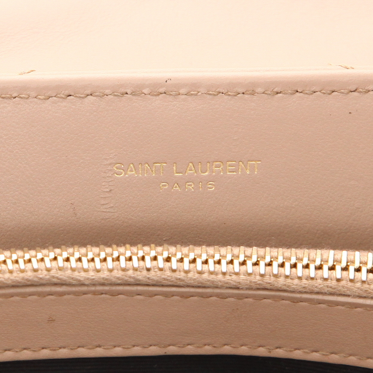 Bolso de mano Saint Laurent  Loulou en cuero acolchado con motivos de espigas beige - Detail D2
