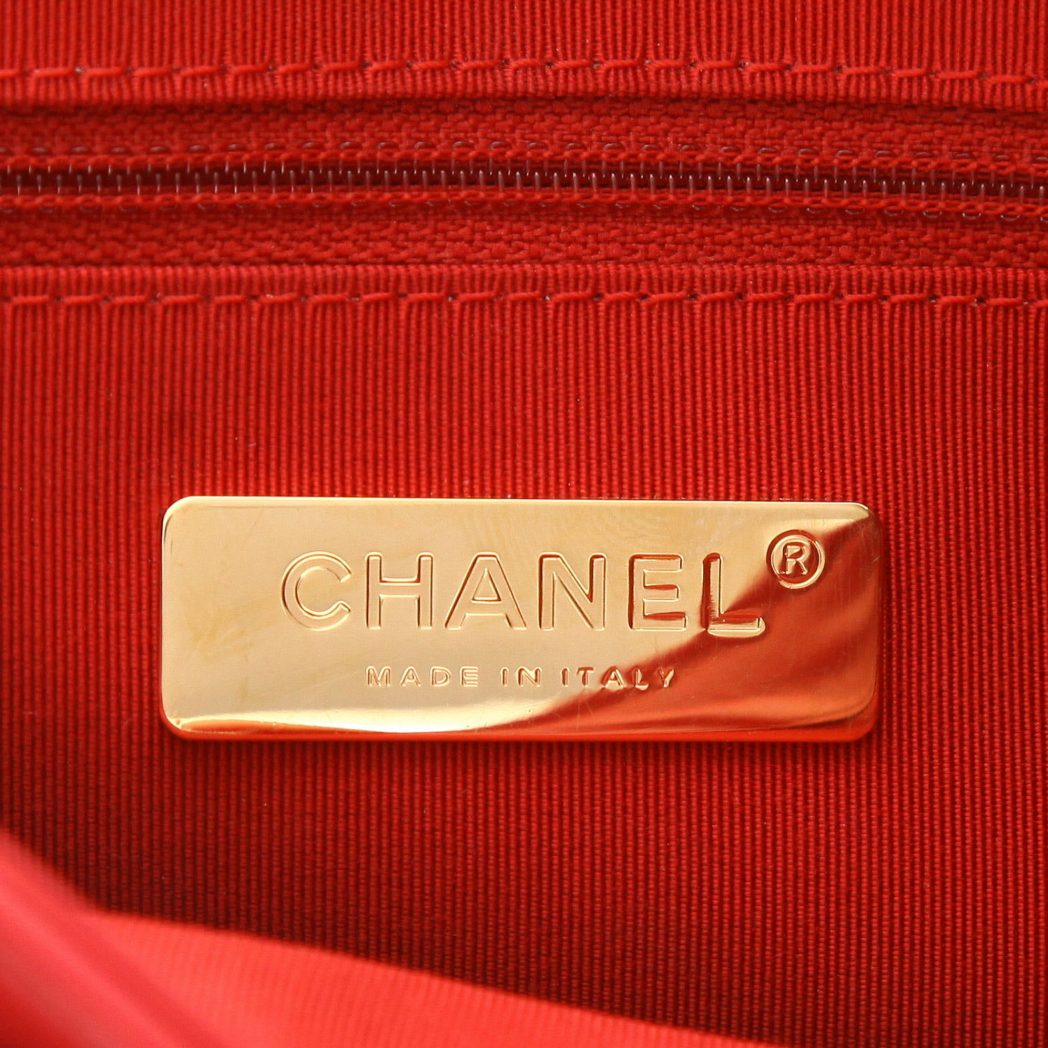 Bolso bandolera Chanel   en cuero acolchado rojo - Detail D2