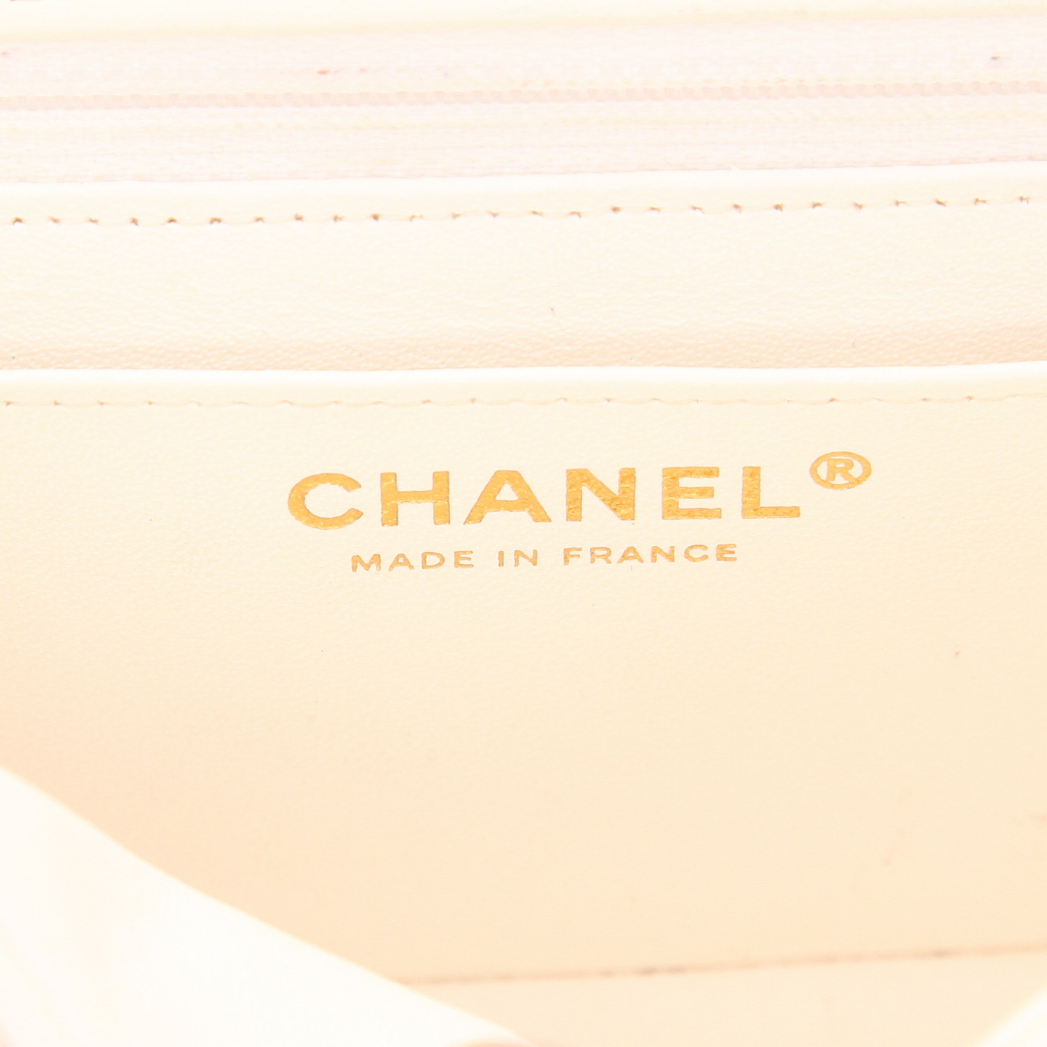 Sac bandoulière Chanel  Mini Timeless en cuir matelassé blanc et noir - Detail D2